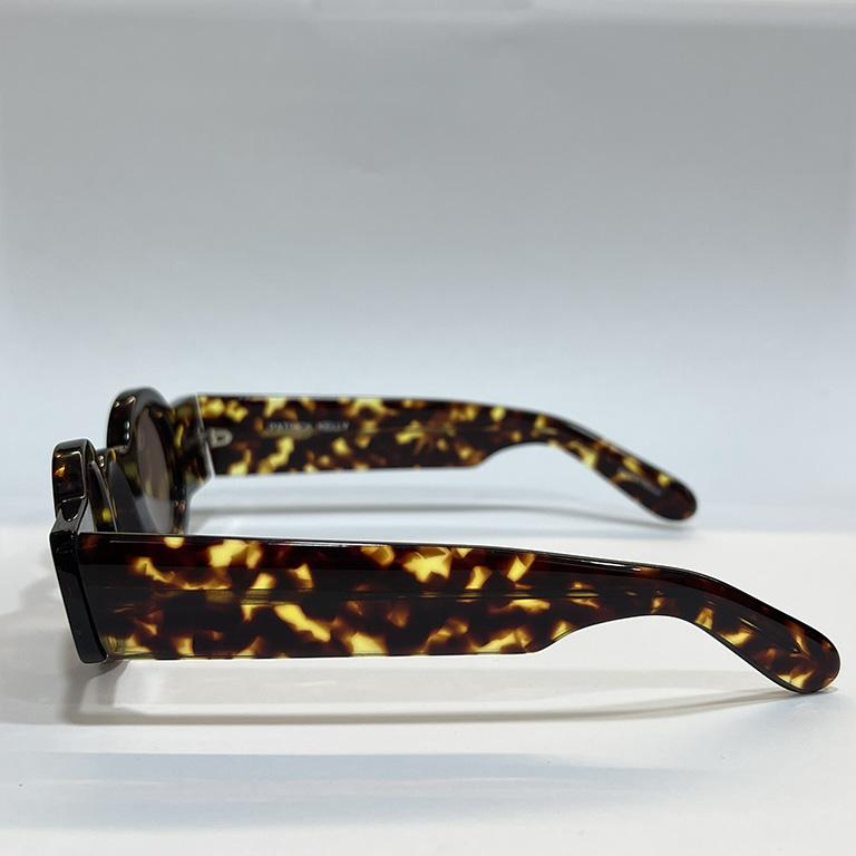 Patrick Kelly Gafas de sol vintage con detalle de botones - Años 80

Descripción:
Estas gafas de sol de los años 80, un diseño raro y juguetón del querido diseñador estadounidense Patrick Kelly, celebran su estética alegre y atrevida. Fabricada a