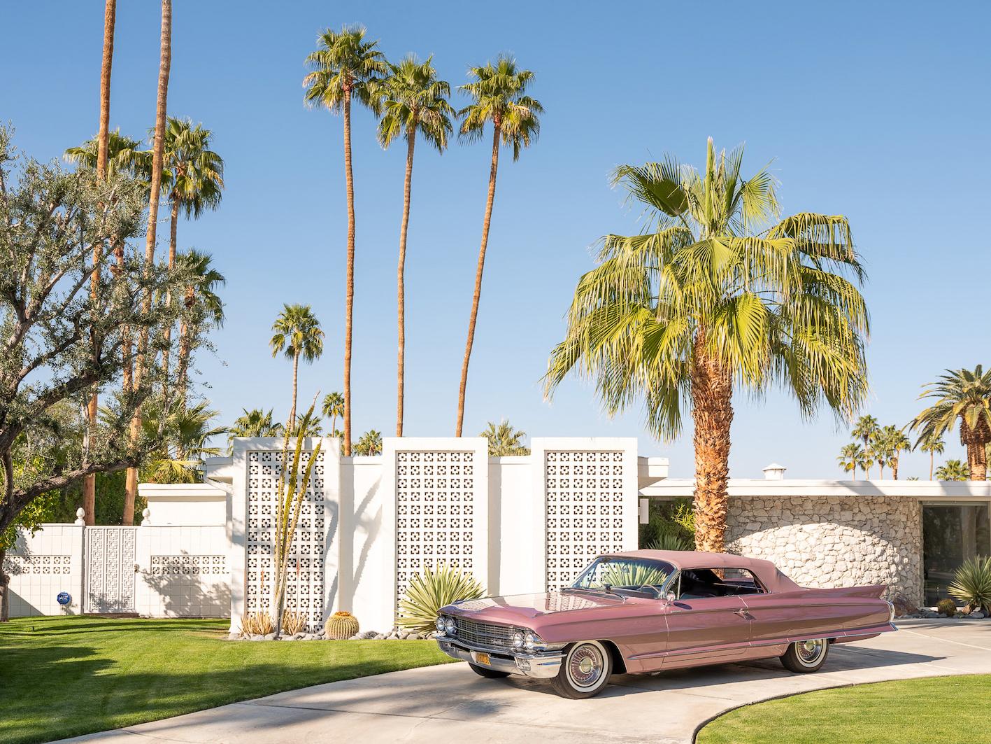 "Cadillac Dreams", fotografia a colori di Patrick Lajoie.

Patrick Lajoie, nato nel 1969, vive e lavora a Caledon, Ontario, Canada. Nell'universo di Patrick Lajoie, i temi comunemente ricorrenti, come le spiagge e le scene balneari, le auto d'epoca