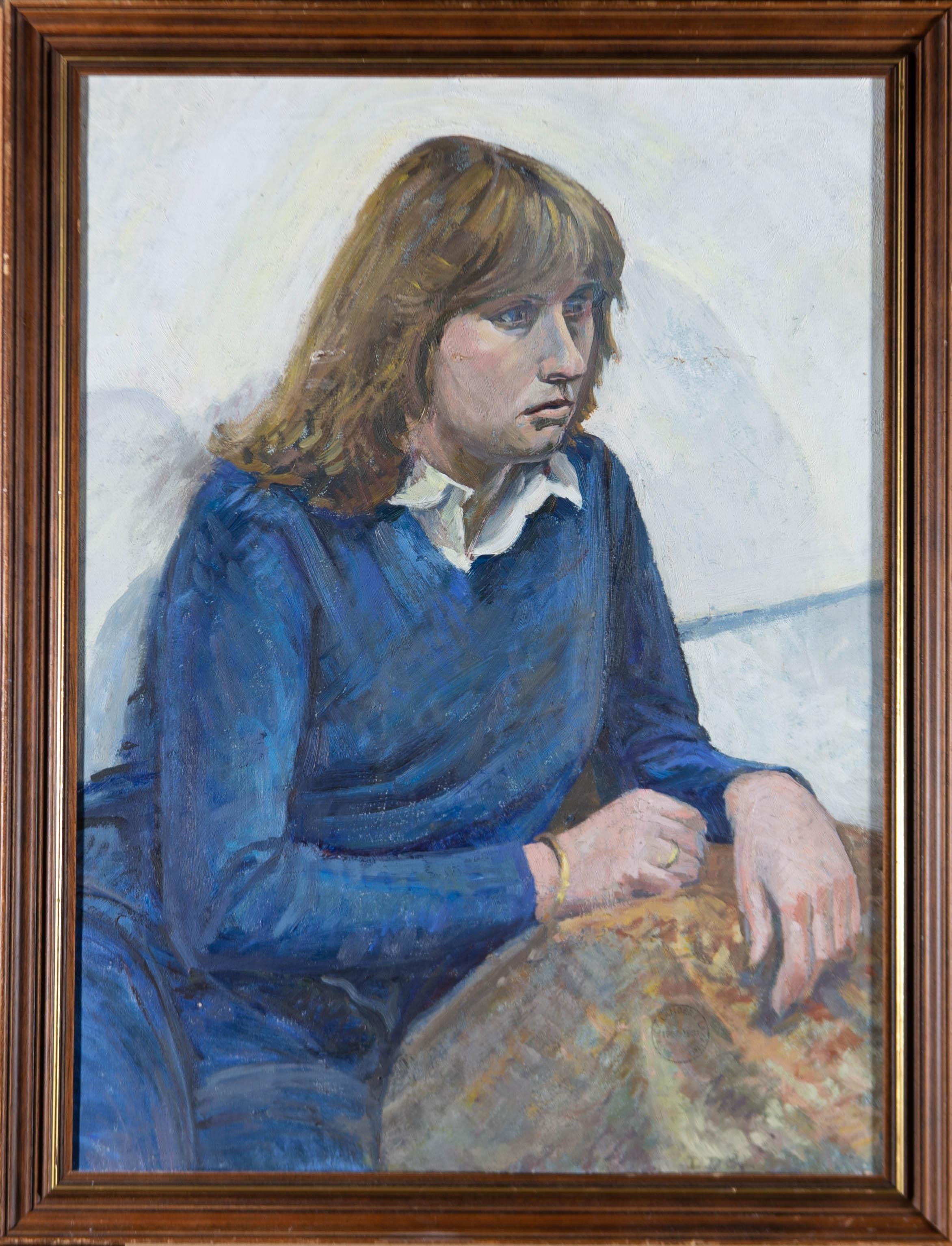 Portrait solennel à l'huile d'une femme portant un pull bleu, reposant ses bras sur un coussin. L'artiste a utilisé des coups de pinceau grossiers et une palette sourde pour créer une atmosphère sérieuse.

Le tableau n'est pas signé mais porte le