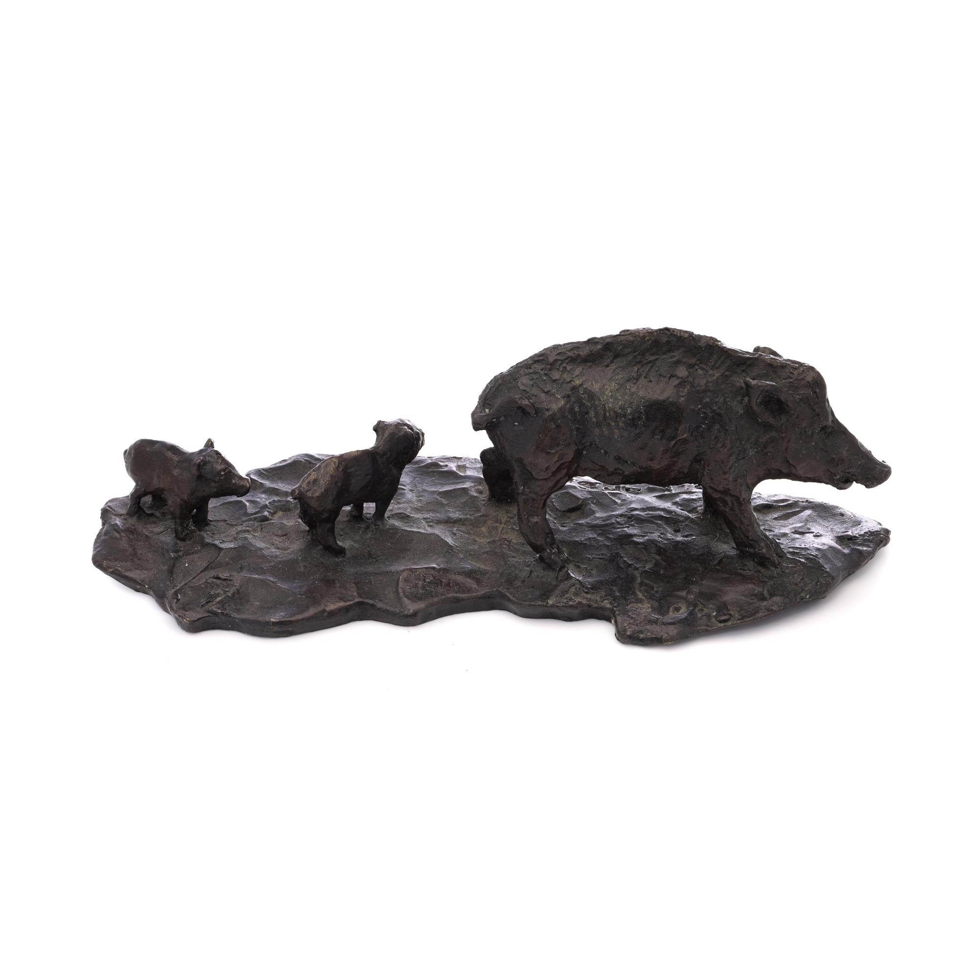 Statuetta in bronzo di Patrick Laroche raffigurante un cinghiale e i suoi due cuccioli.
La statuetta cattura un senso di movimento e realismo, evidente nella texture della pelliccia dell'animale e nella postura realistica. Le opere di Laroche sono