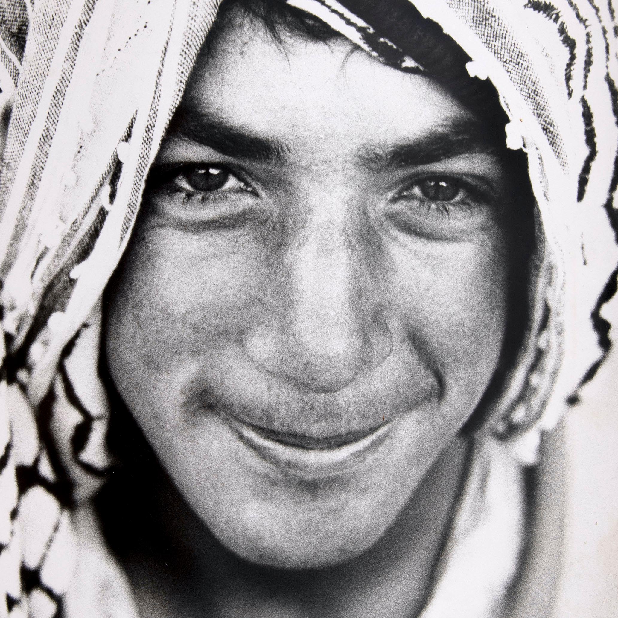 Boy mit einem palästinensischen Keffiyeh – Photograph von Patrick Lichfield