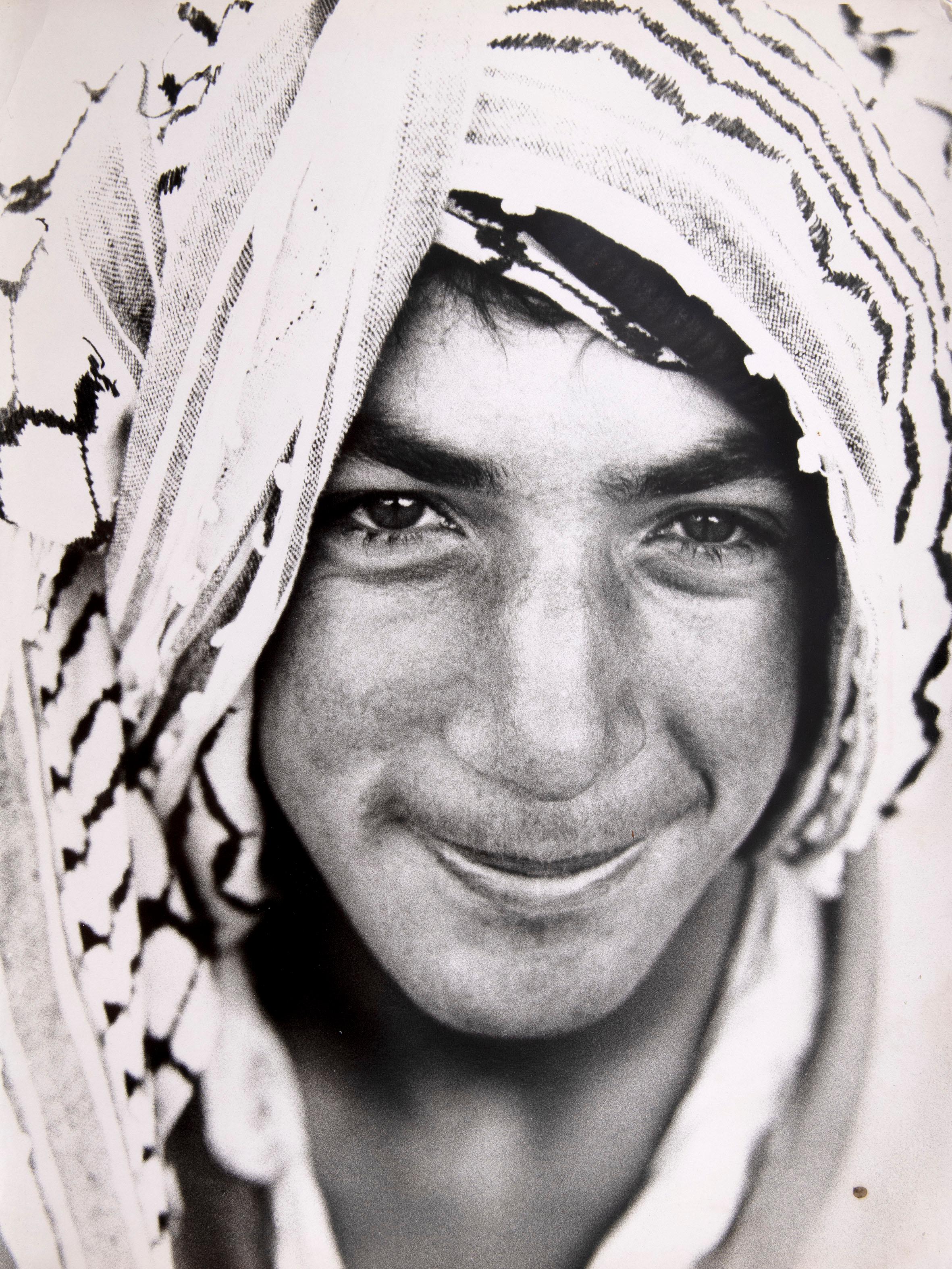 Patrick Lichfield Figurative Photograph – Boy mit einem palästinensischen Keffiyeh