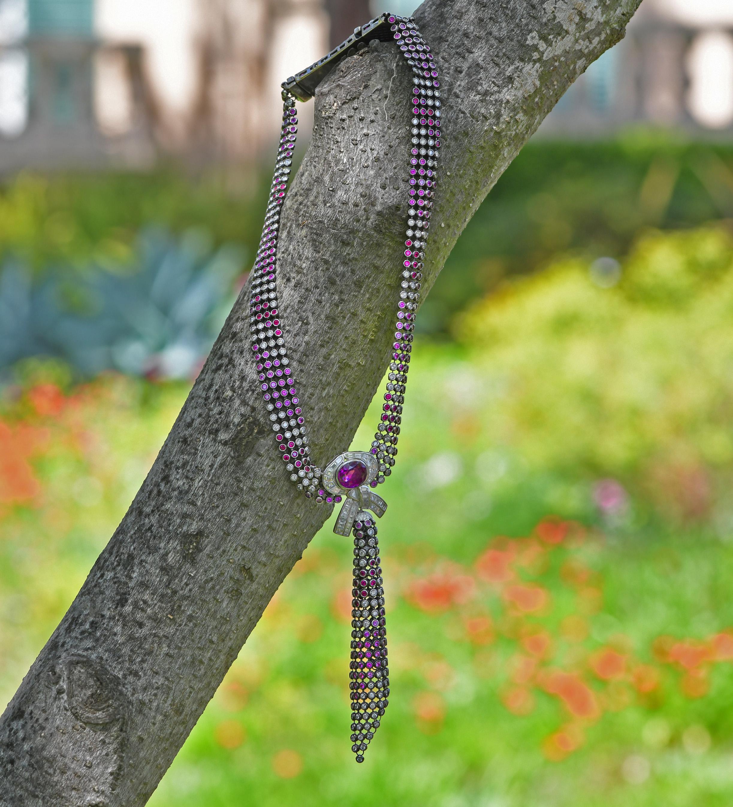 Collar de zafiro, rubí y diamantes en oro ennegrecido de 18 quilates Patrick Mauboussin en Bueno estado para la venta en Beverly Hills, CA