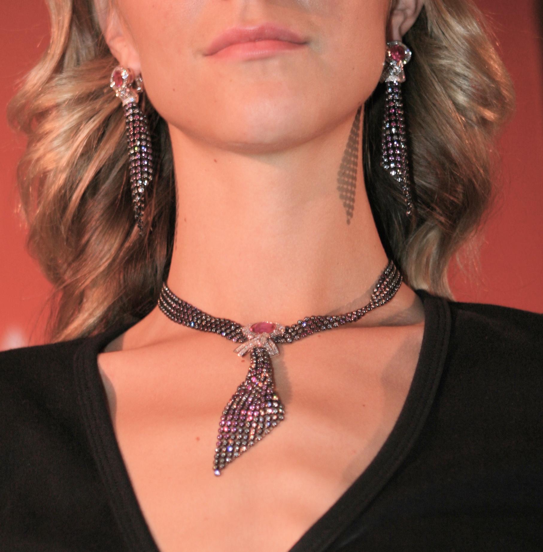 De las mujeres Collar de zafiro, rubí y diamantes en oro ennegrecido de 18 quilates Patrick Mauboussin en venta