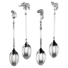 Patrick Mavros Set di quattro cucchiaini da caffè in argento massiccio con animali di fantasia