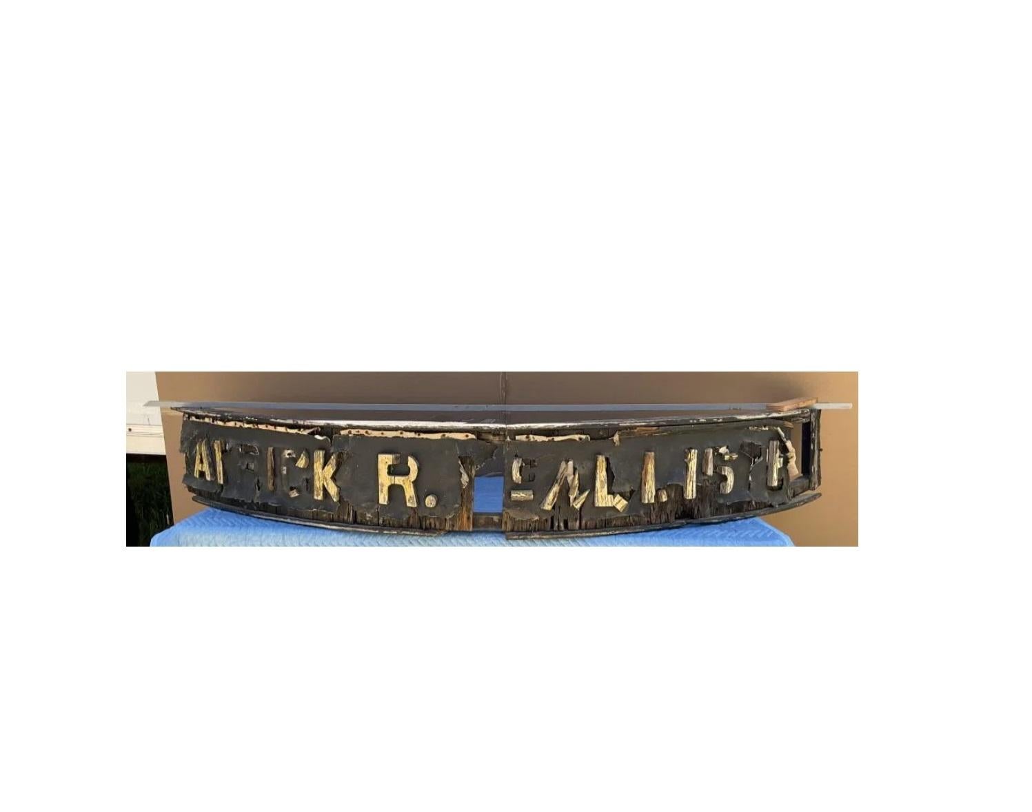 Tablero del timón del barco  Remolcador McAllister Patrick R. McAllister.  Esto envolvía el puente de mando. Como tú  puede ver que está muy angustiada.  APROXIMADAMENTE DOS METROS Y MEDIO DE ANCHO