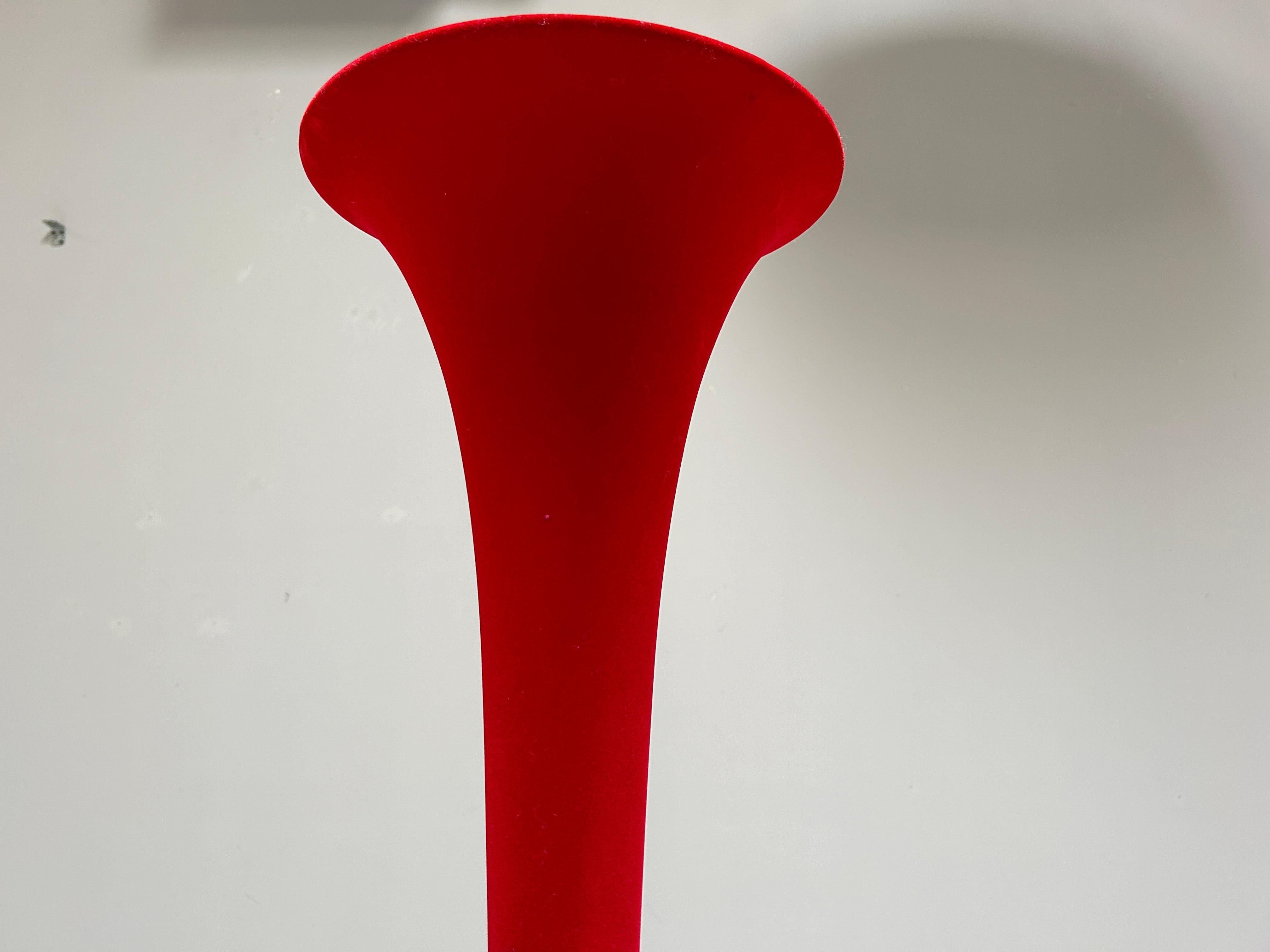 Lampada da terra a forma di imbuto Patrick Nadeau e Christian Ghion.
L'imbuto in fibra di vetro è floccato, per ottenere una superficie vellutata.

Il rosso vibrante della lampada da terra alta a forma di fiore, che emette la sua luce dimmerabile