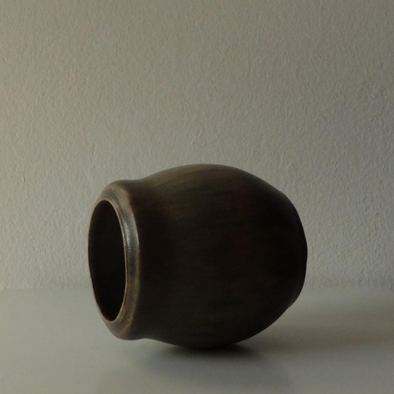 Patrick Nordstrom for Royal Copenhagen, soft green ceramic vase, 1940s.



Please note : the 