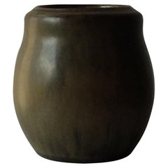 Patrick Nordstrom pour Royal Copenhagen:: vase en céramique vert tendre:: années 1940