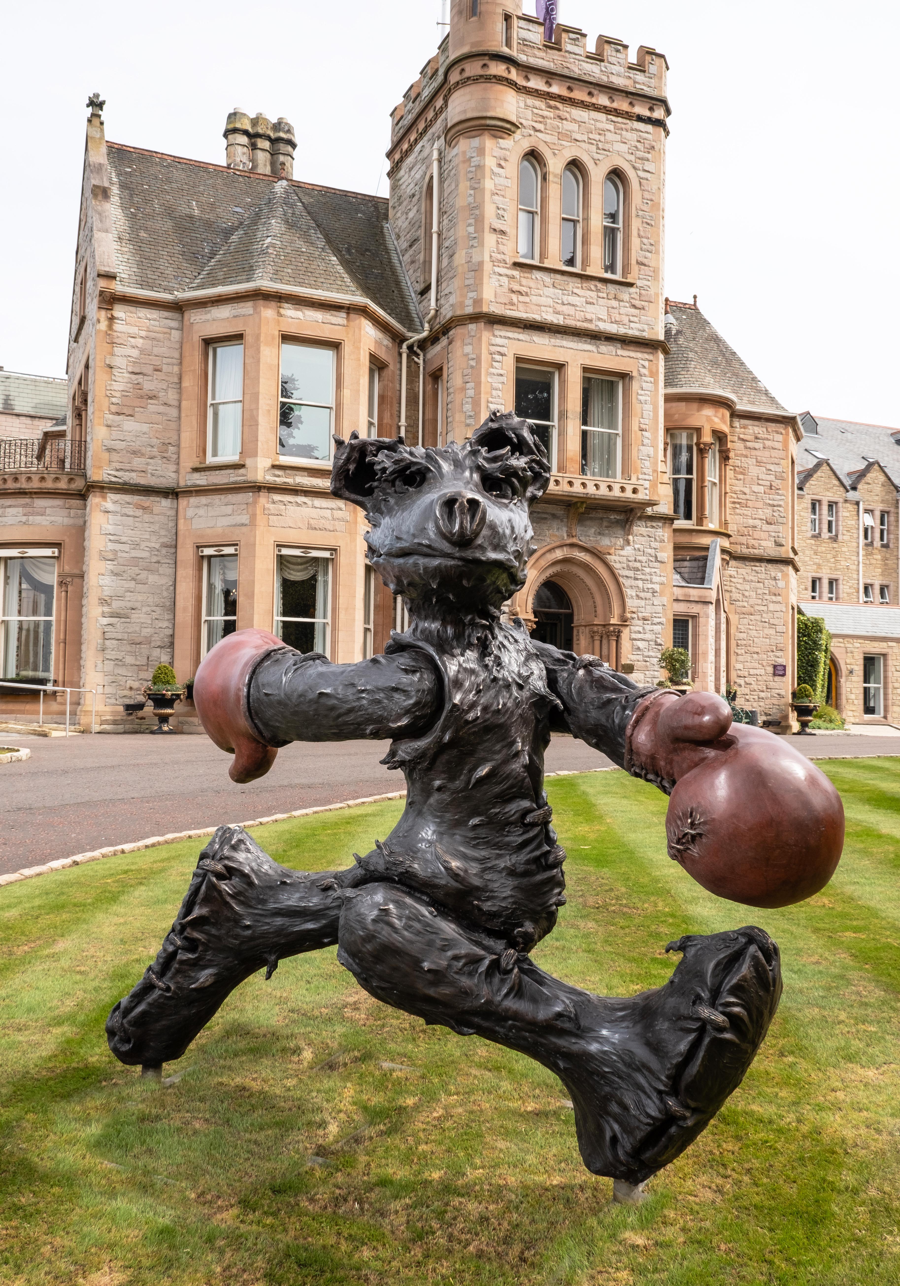 The Boxer
Bronze
78 3/4 x 78 3/4 x 31 1/2 in
200 x 200 x 80 cm
Edition 1/1 (S)

This piece is entitled The Boxer. It is a large scale outdoor sculpture. The running bear is a common theme in his work as he is remembers his childhood teddy