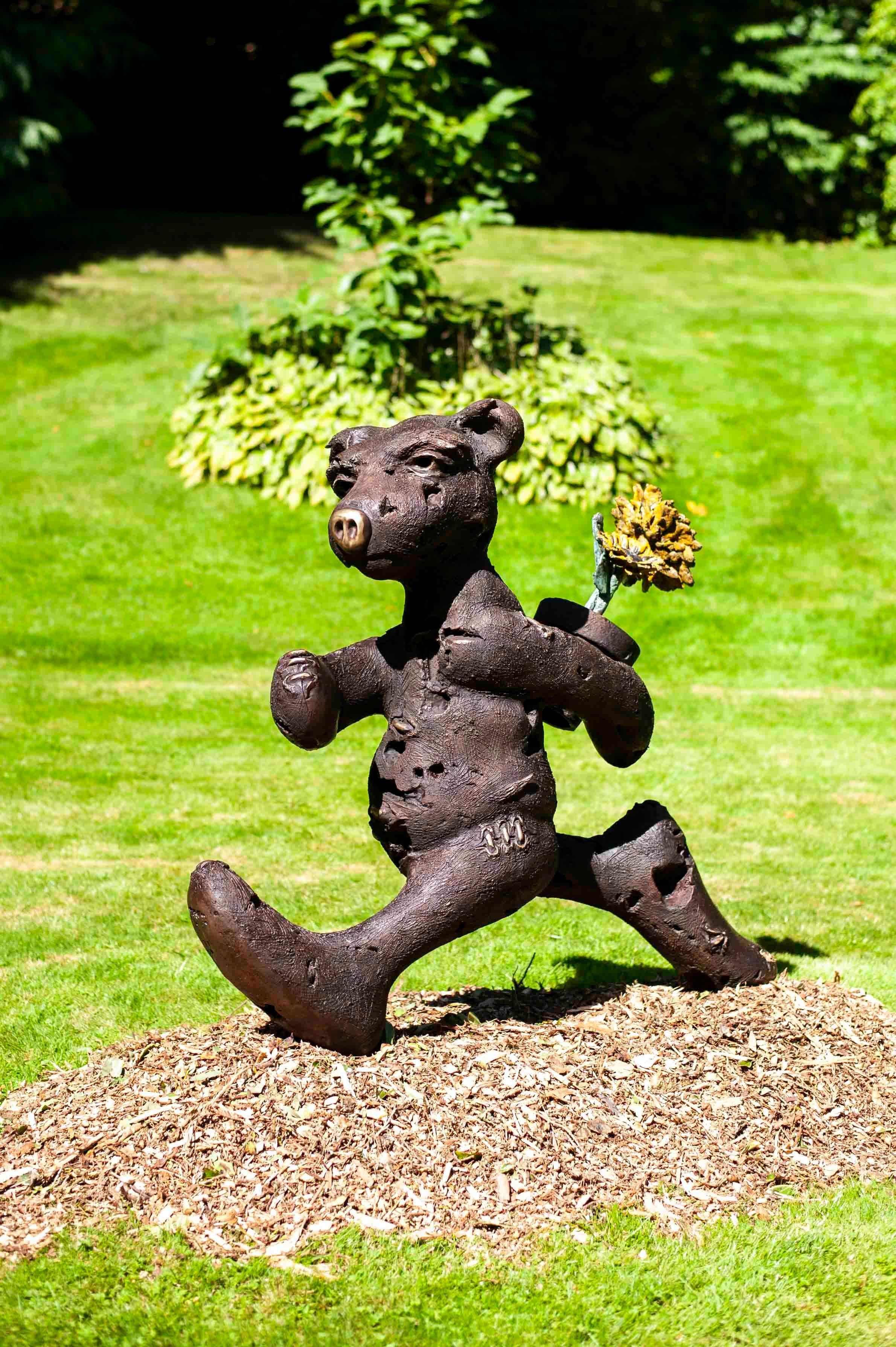 El jardinero con girasol - Sculpture de Patrick O'Reilly