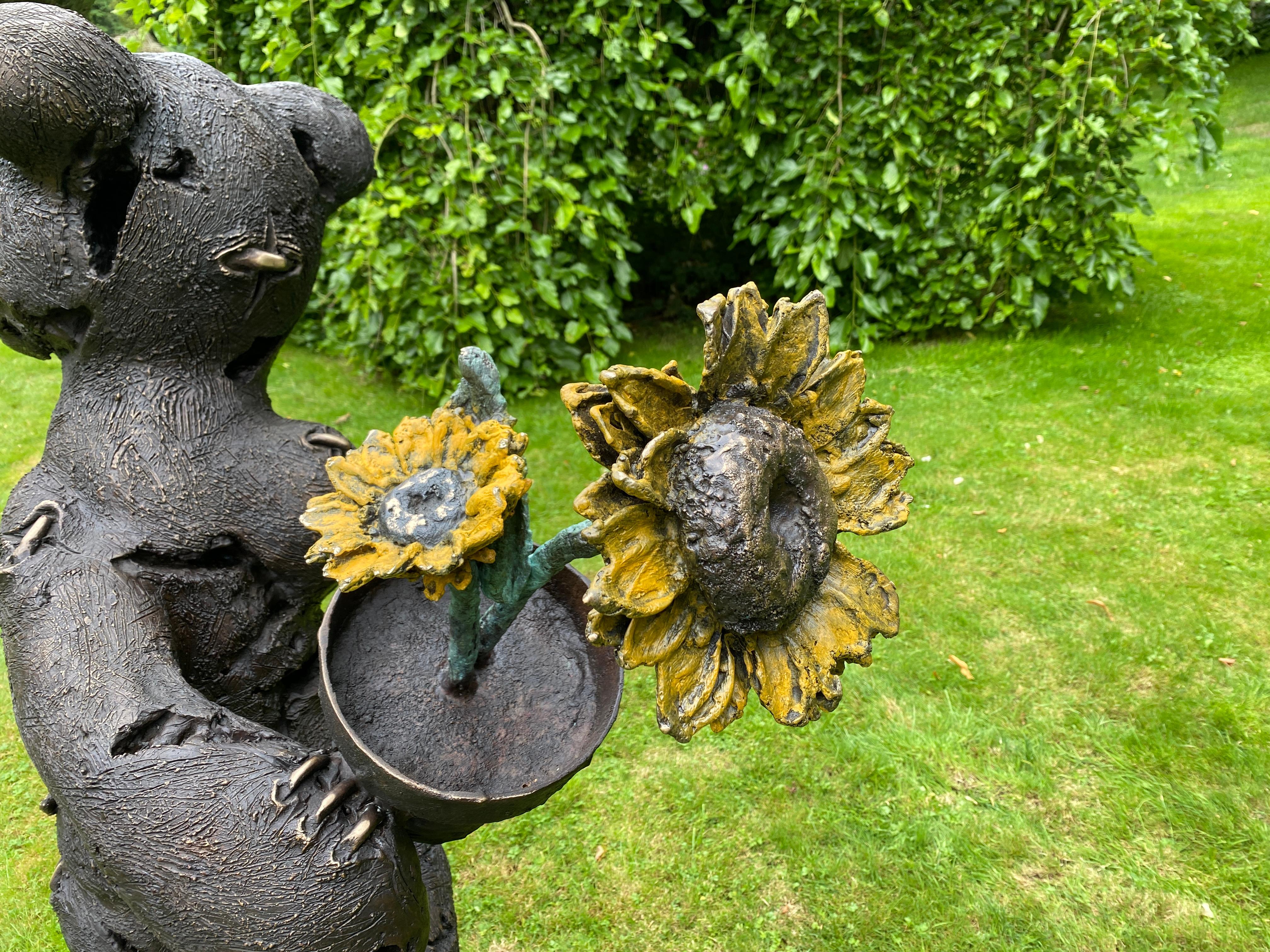 El jardinero con girasol - Sculpture Contemporáneo de Patrick O'Reilly