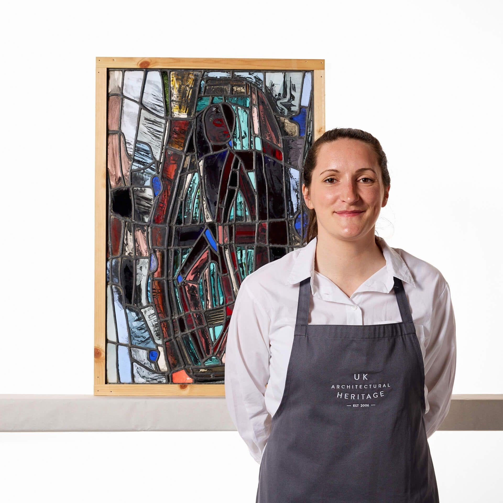 Una vidriera figurativa del taller de Patrick Reyntiens (1925-2021). Atribuido al artista, este panel de vidrieras representa un diseño abstracto con detalles pintados a mano alrededor de lo que parece ser una figura central. Es uno de los varios
