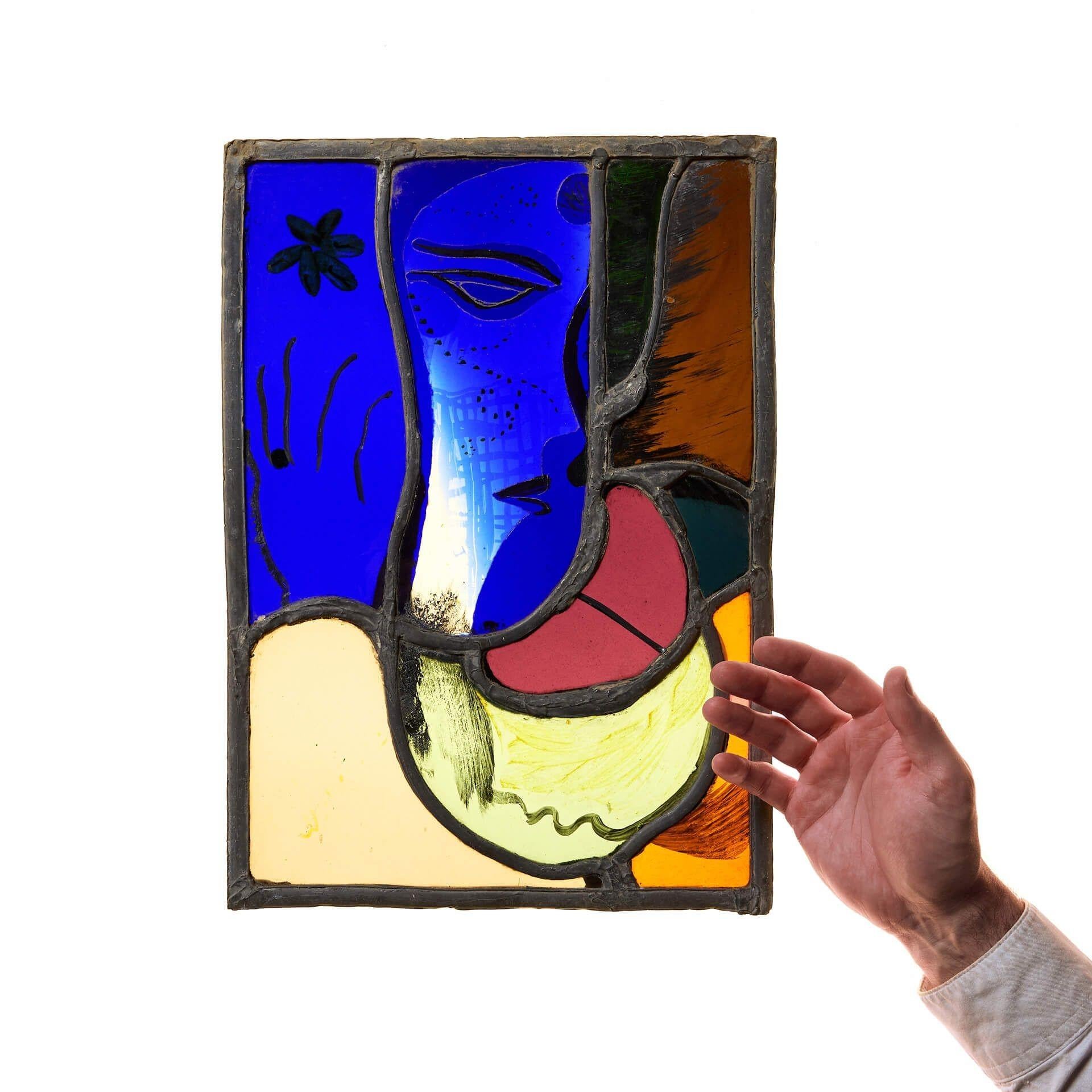 Un petit vitrail moderne du Studio de Patrick Reyntiens (1925-2021).

Attribué à l'artiste, ce vitrail représente un motif figuratif avec des détails abstraits peints à la main et des couleurs vibrantes. Il s'agit d'un des divers panneaux de vitrail