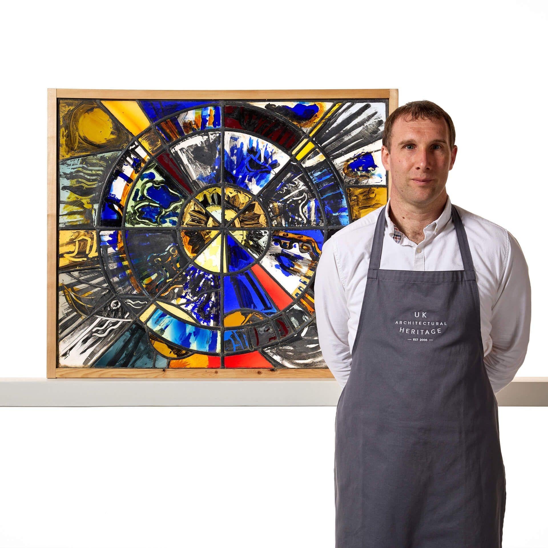 Un vitrail moderne du Studio de Patrick Reyntiens (1925-2021). Attribué à l'artiste, ce panneau de vitrail représente un motif en forme de soleil avec des détails abstraits peints à la main, y compris ce qui semble être un poisson sur la moitié