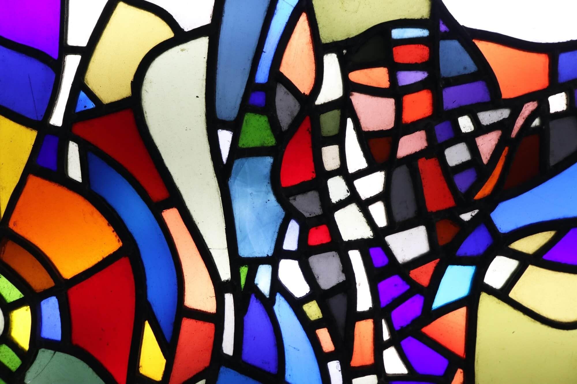 Ein mehrfarbiges Bleiglasfenster aus dem Studio des britischen Künstlers Patrick Reyntiens (1925-2021). Diese große Glasmalerei, die dem Künstler zugeschrieben wird, zeigt ein lebhaftes, abstraktes Design. Es handelt sich um eine von mehreren
