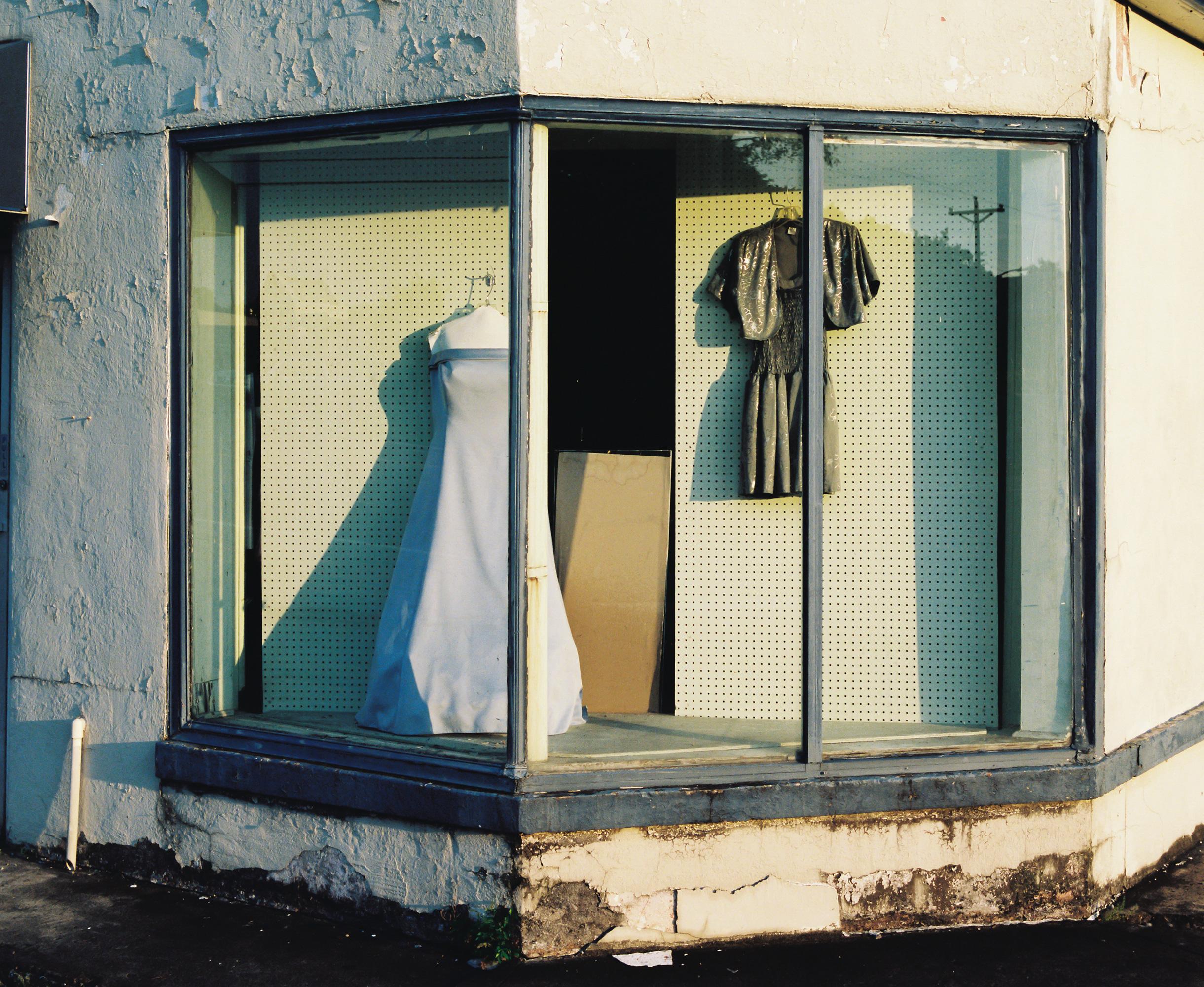 Patrick Sansone, Sue's Window, 2021, Lambda C-Druck, Ed 2/10, Straßenfotografie