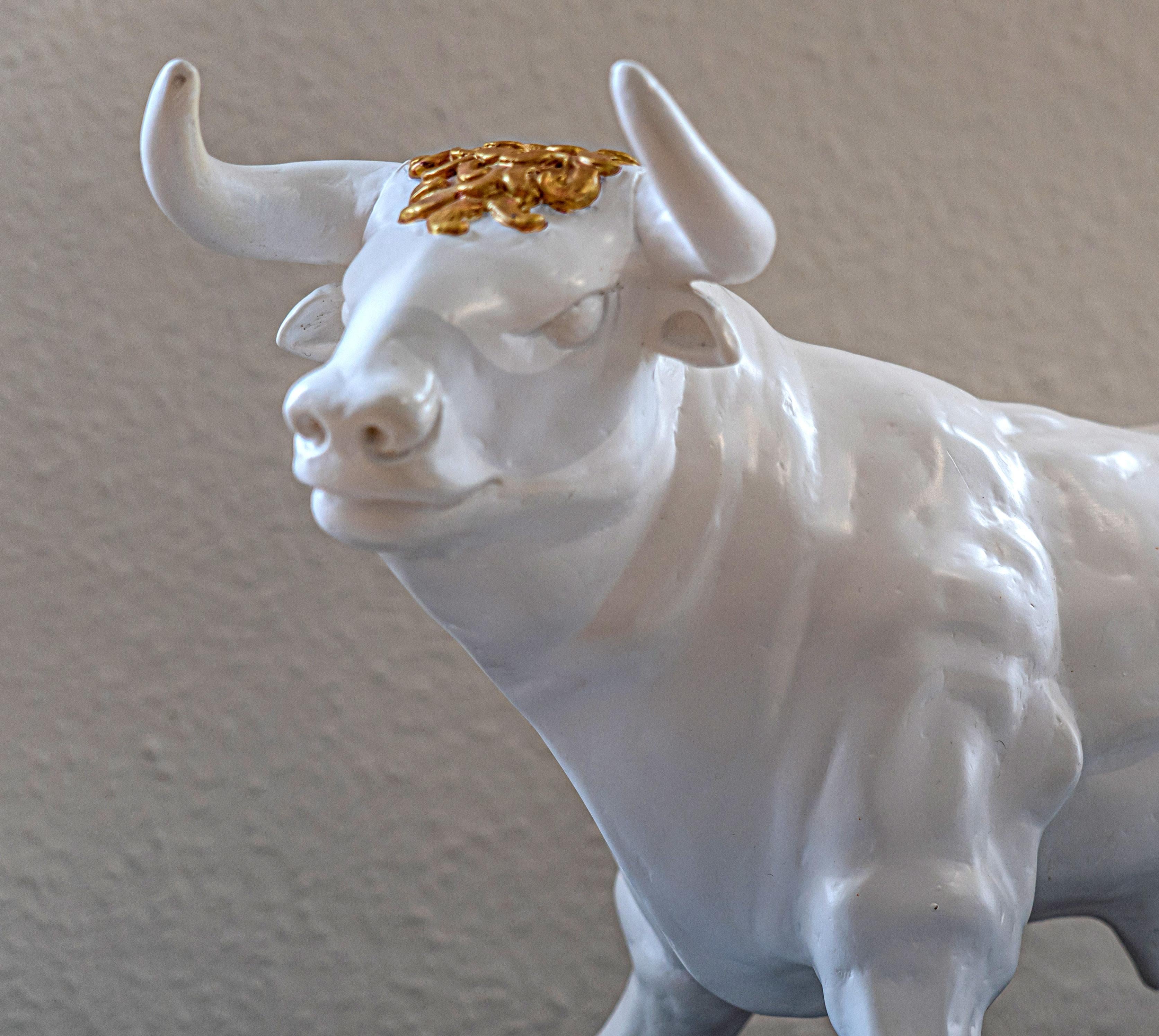 golden bull statue