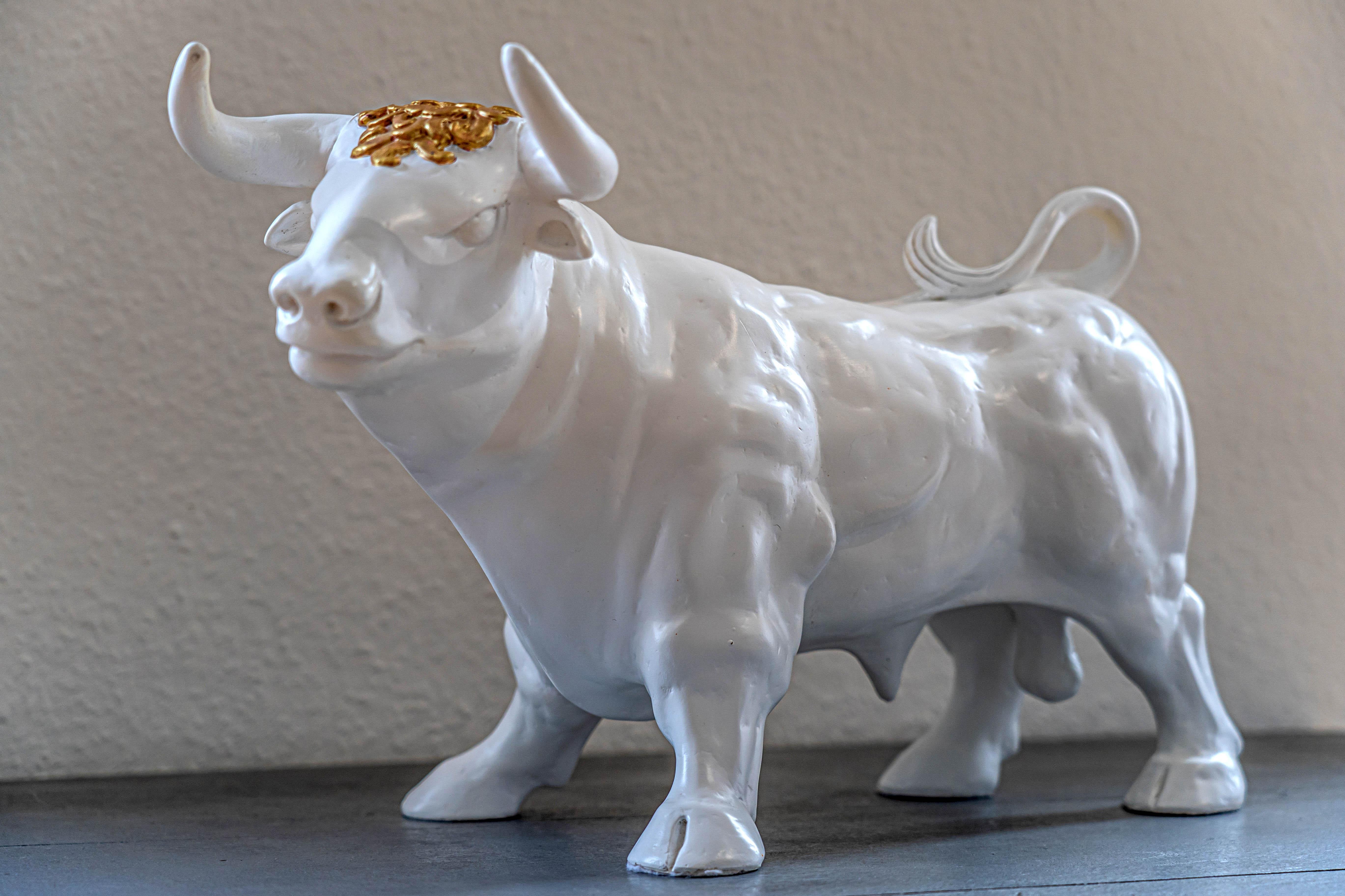 Golden Bull - Contemporary Sculpture by Patrick Schumacher