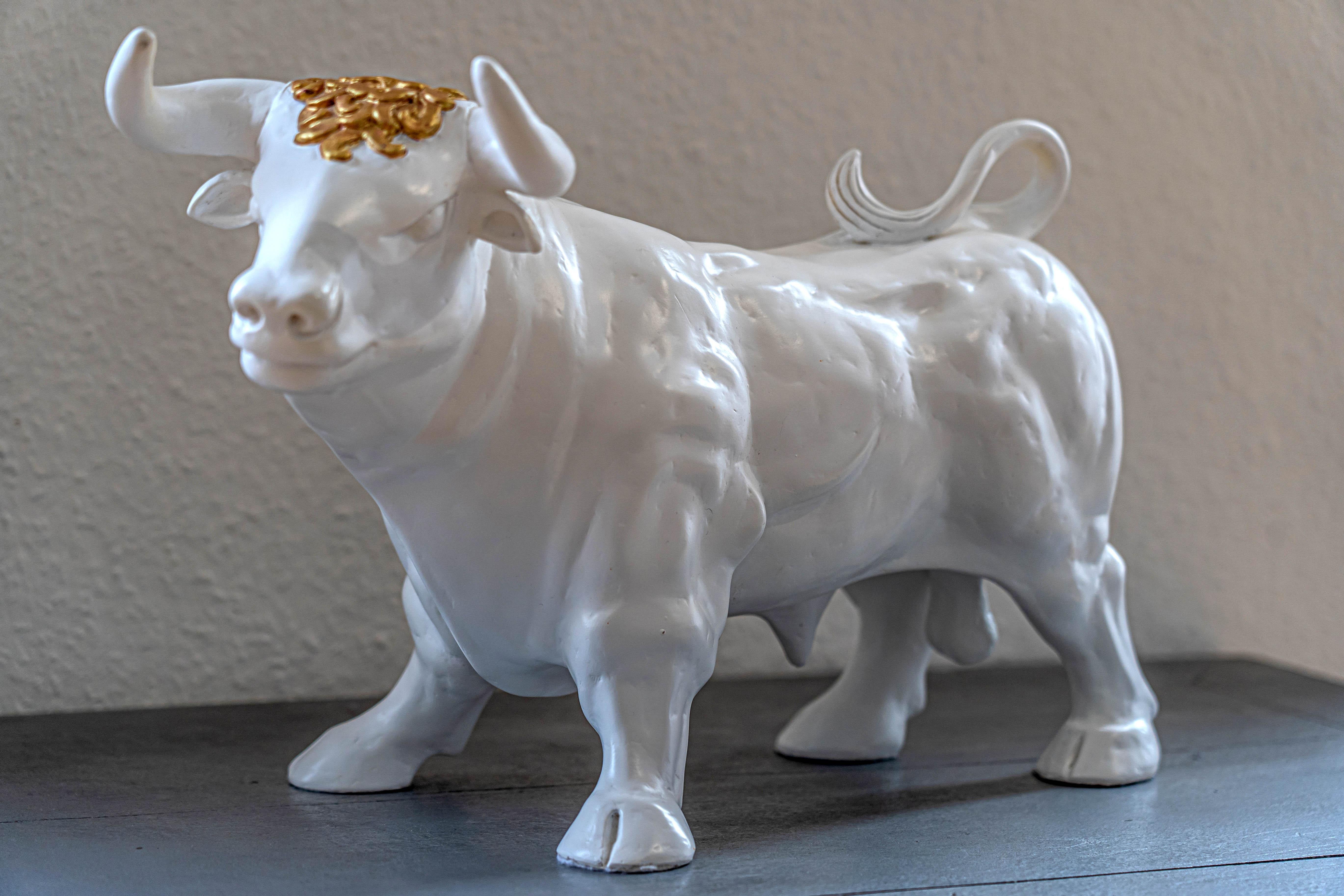 Golden Bull - Sculpture by Patrick Schumacher