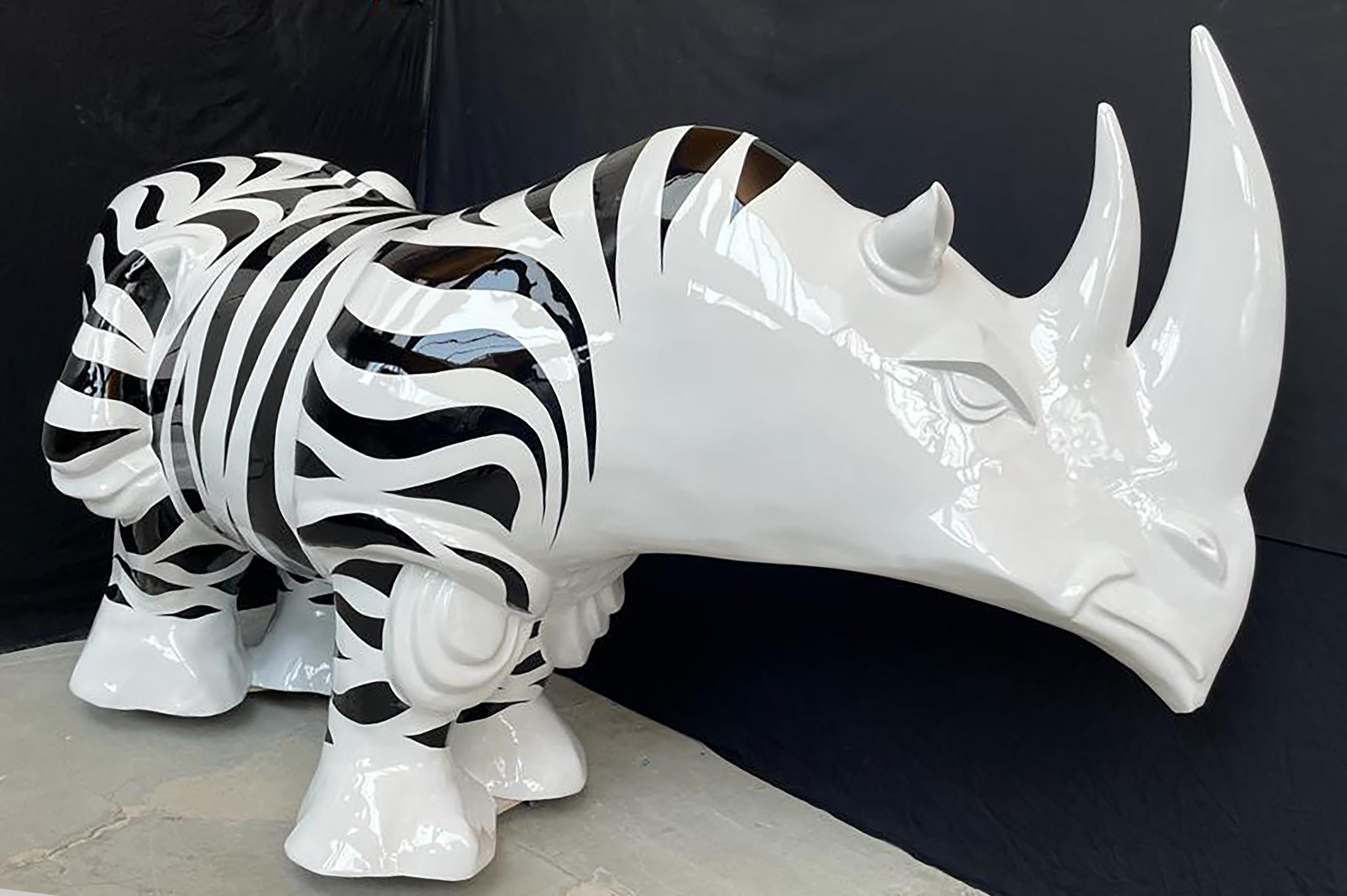 Rhinozebros 120 - Geschmückt mit einem Zebrafell - Monumentale Außenskulptur – Sculpture von Patrick Schumacher