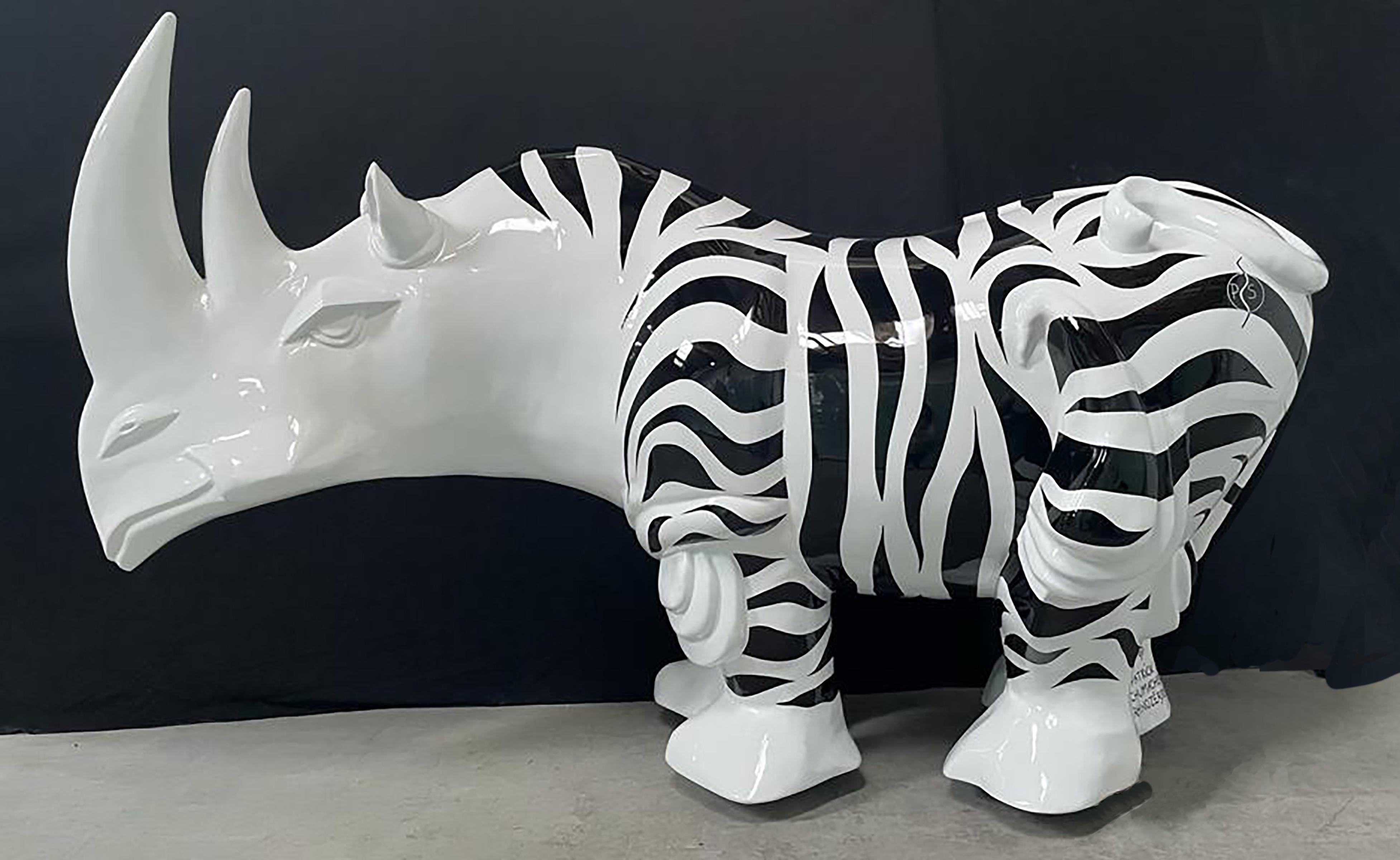 Rhinozebros 340 - Geschmückt mit einem Zebrafell - Monumentale Außenskulptur – Sculpture von Patrick Schumacher