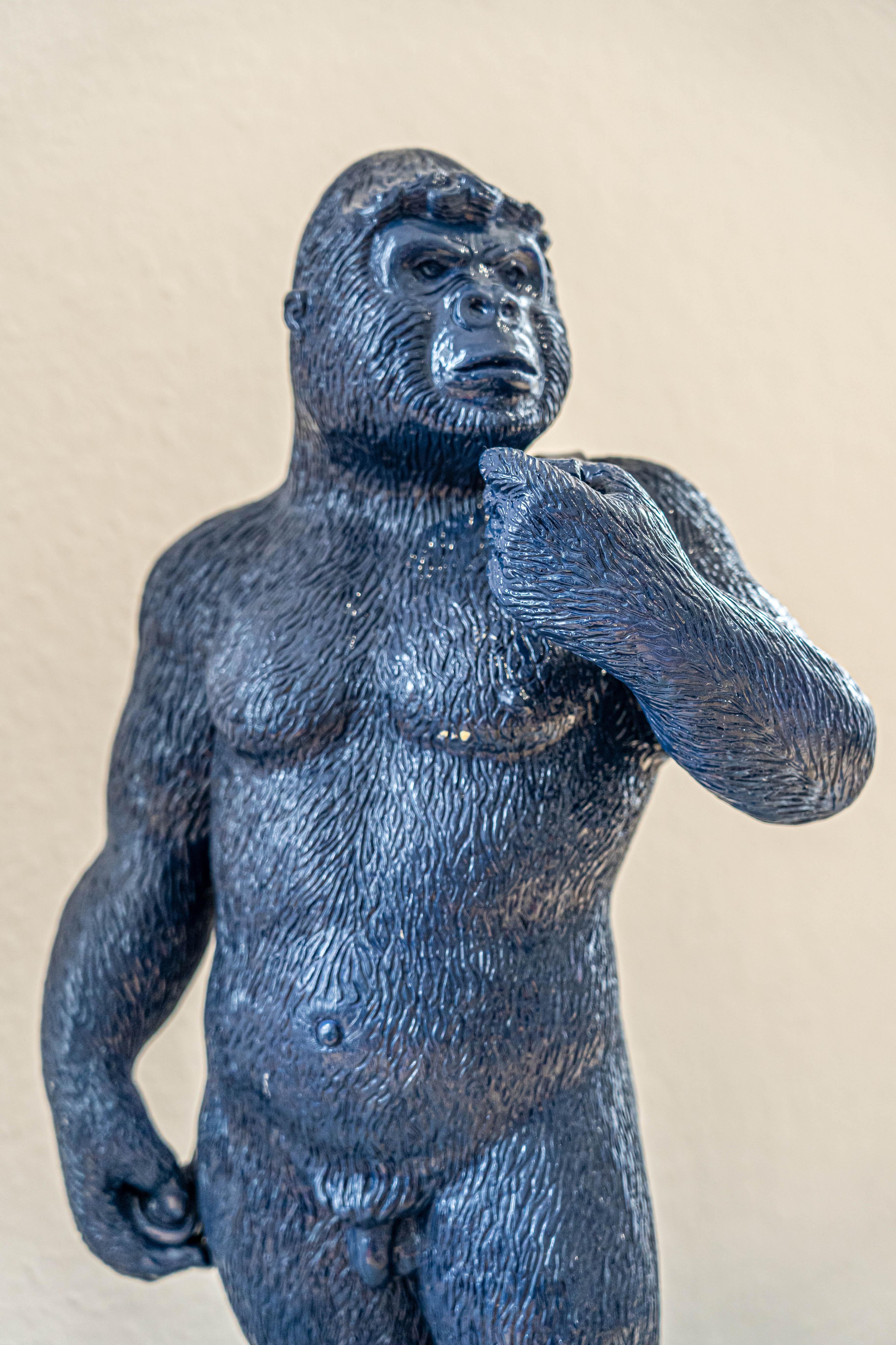 Bald! Dunkelblaue Gorilla-Skulptur in der Haltung des „David“ von Michelangelo – Sculpture von Patrick Schumacher