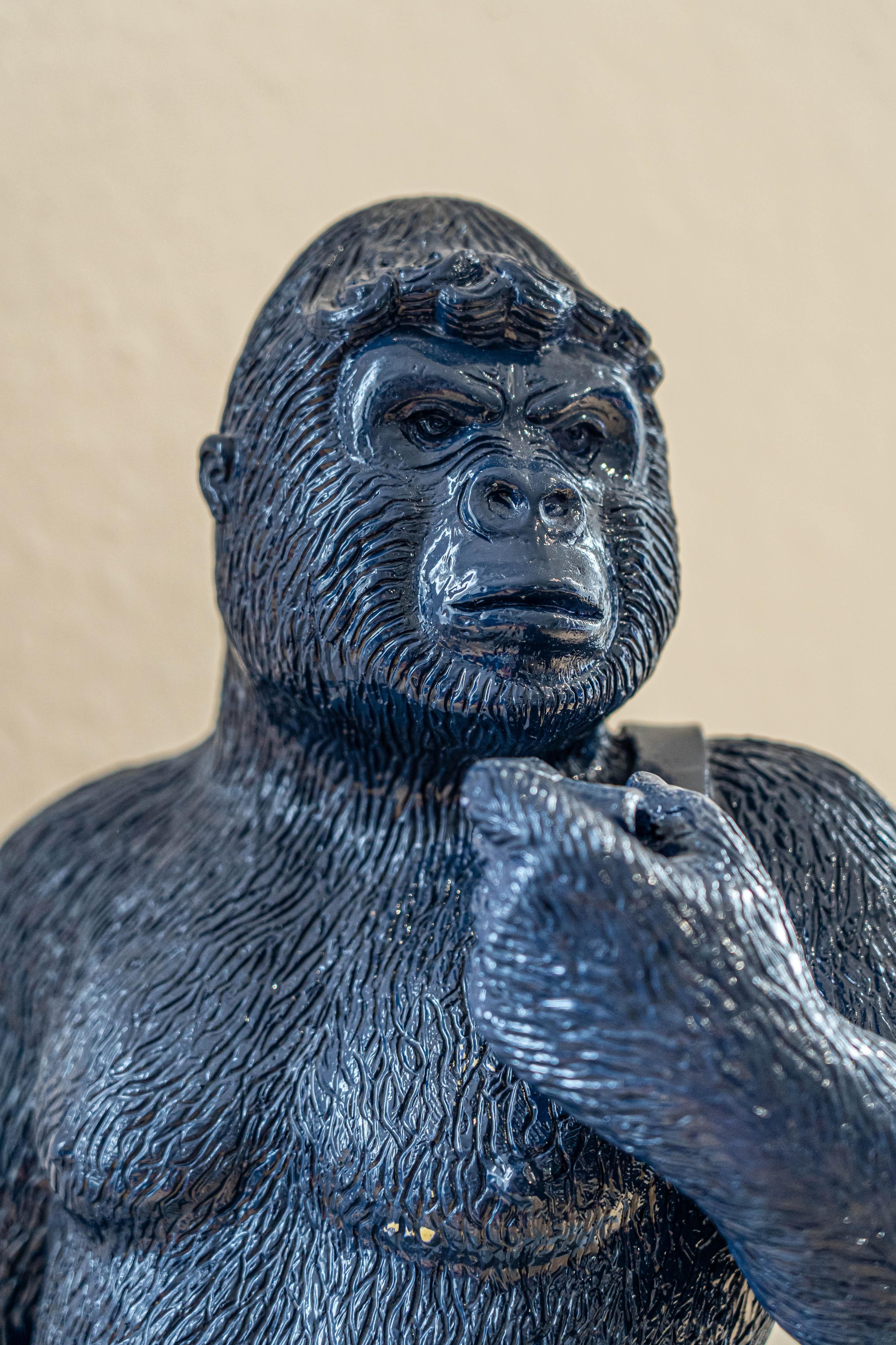 Bientôt ! Sculpture de Gorilla d'un bleu foncé dans la posture de David de Michel-Ange - Gris Figurative Sculpture par Patrick Schumacher