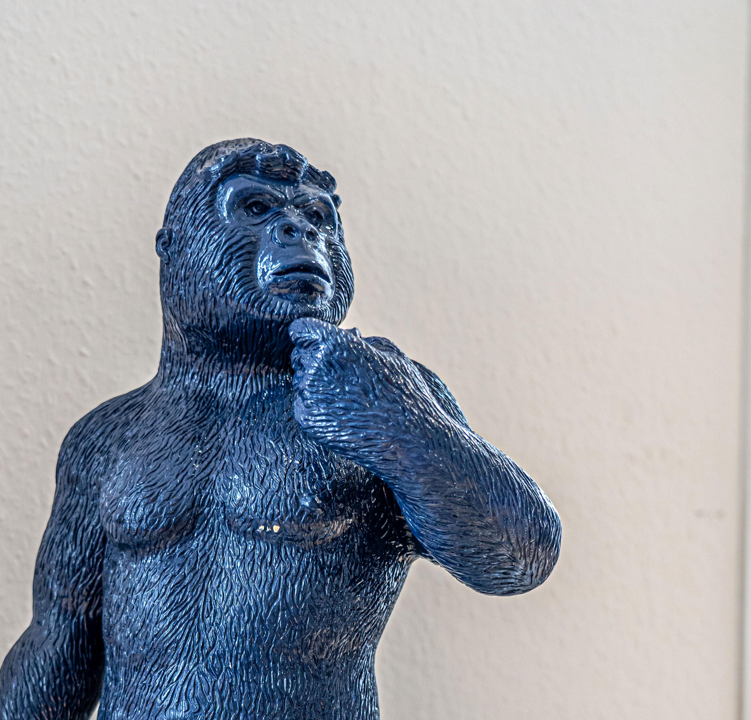Bald! Dunkelblaue Gorilla-Skulptur in der Haltung des „David“ von Michelangelo (Grau), Figurative Sculpture, von Patrick Schumacher