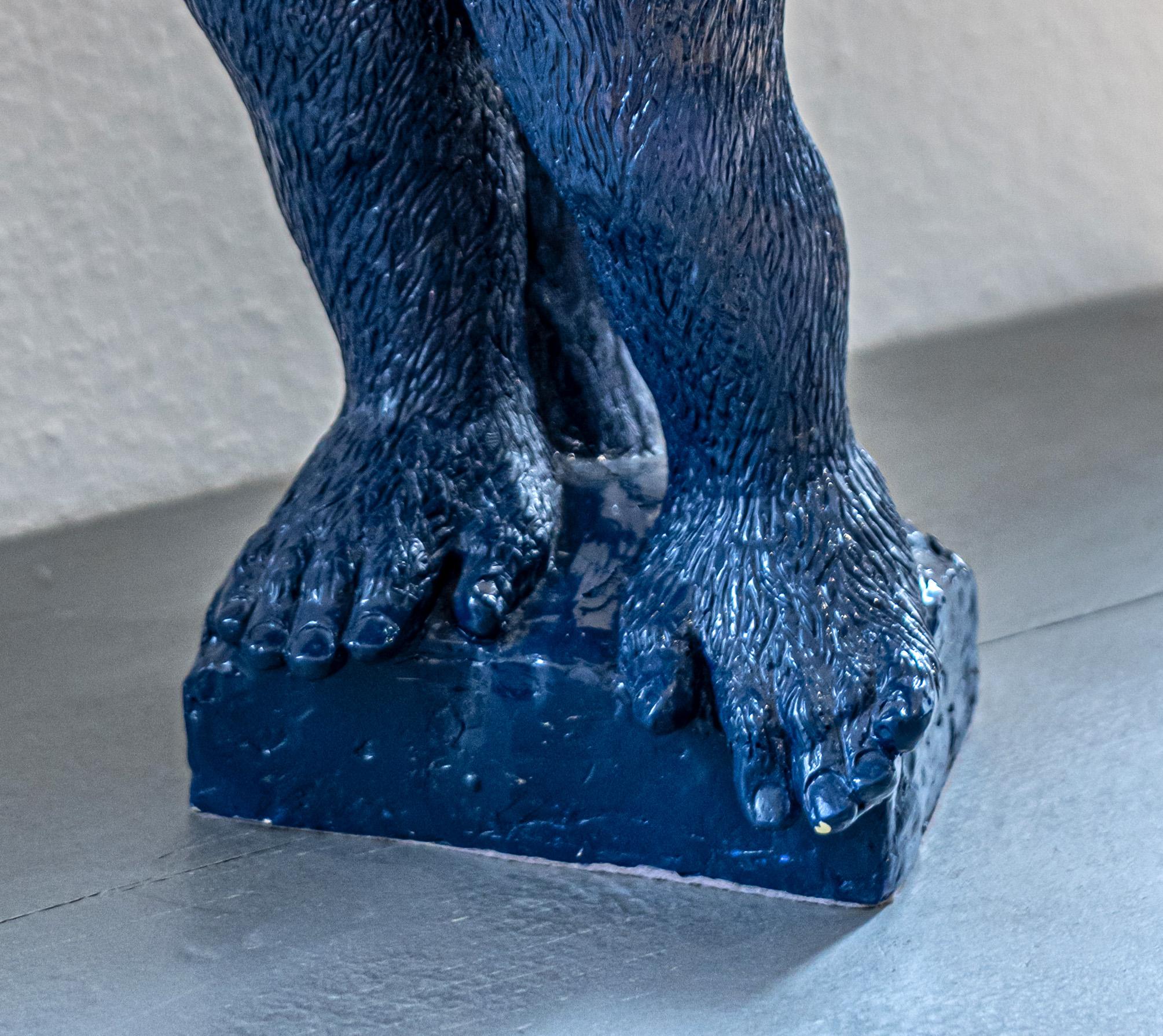 Soon ist eine Harzskulptur von Patrick Schumacher, einem französischen zeitgenössischen Künstler. Diese Skulptur stellt einen Gorilla in der Haltung der Renaissance-Skulptur 