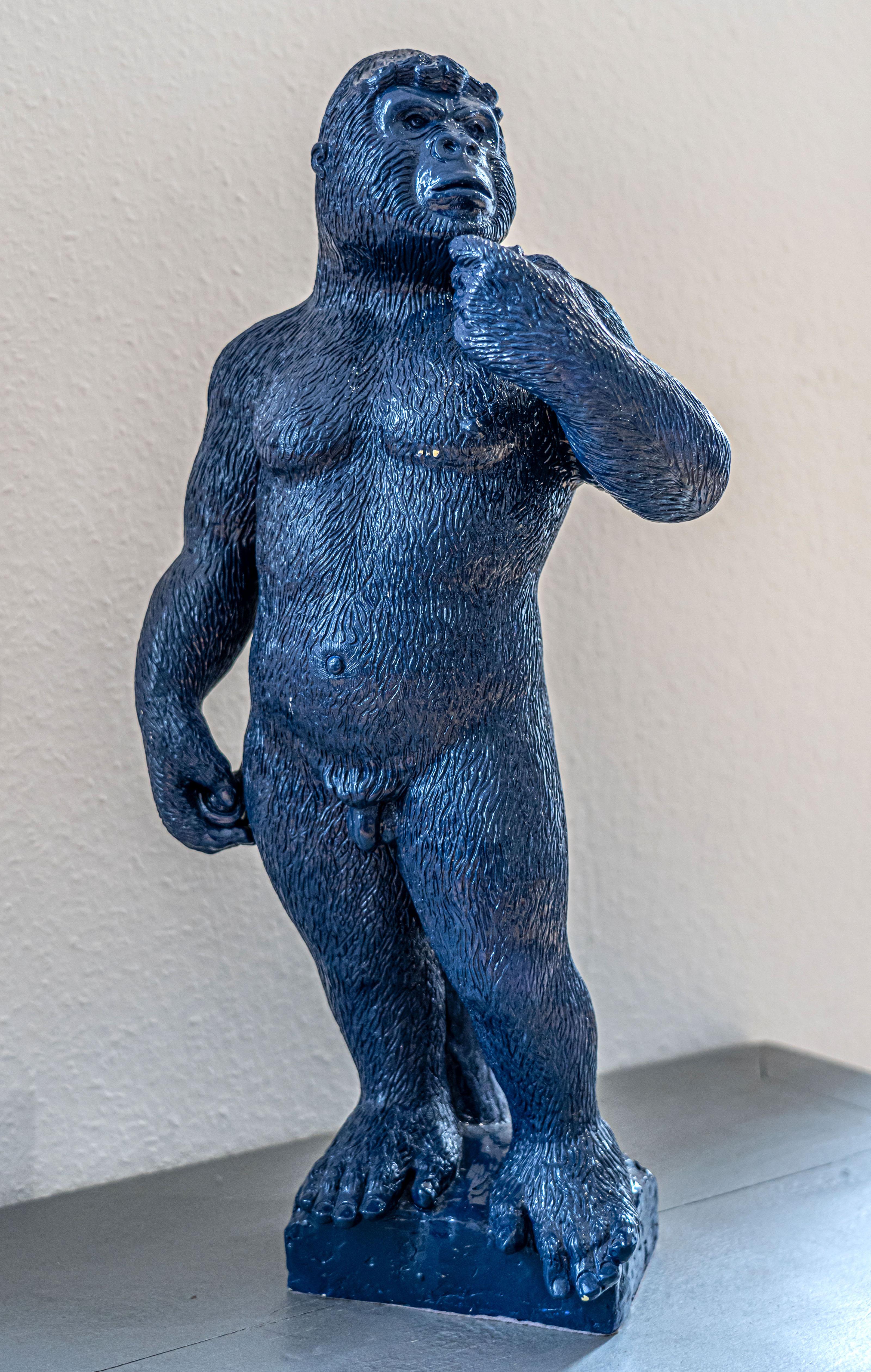 Figurative Sculpture Patrick Schumacher - Bientôt ! Sculpture de Gorilla d'un bleu foncé dans la posture de David de Michel-Ange