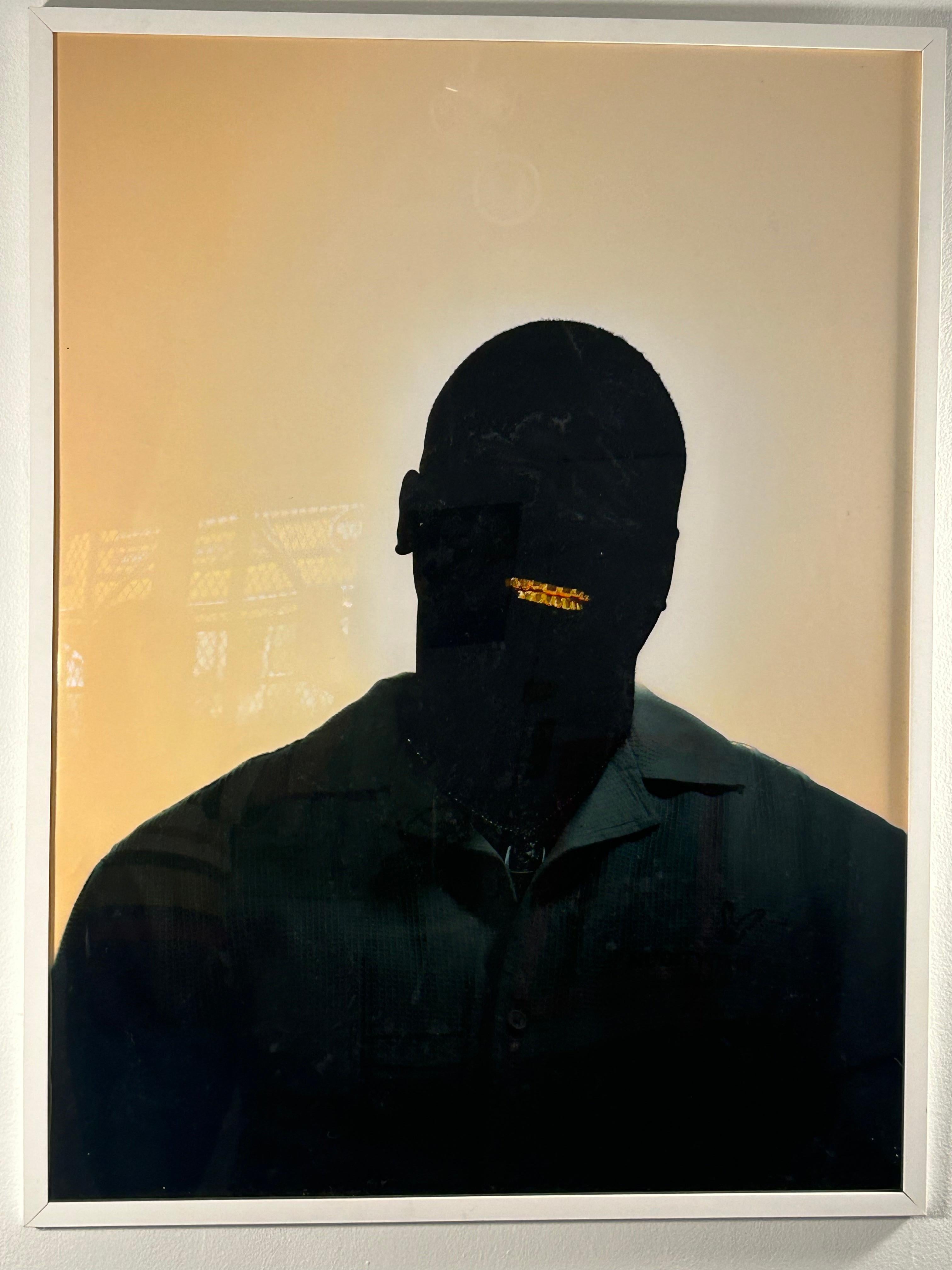 Ein multidisziplinärer bildender Künstler zu sein, ist
seine treibende Kraft, alles in Frage zu stellen, was ihm
dass ein schwarzer Junge aus West Baltimore, MD
keinen Platz auf der Welt. Patrick Vaughn Jr., der als
von PHOTOGENISIST ist ein