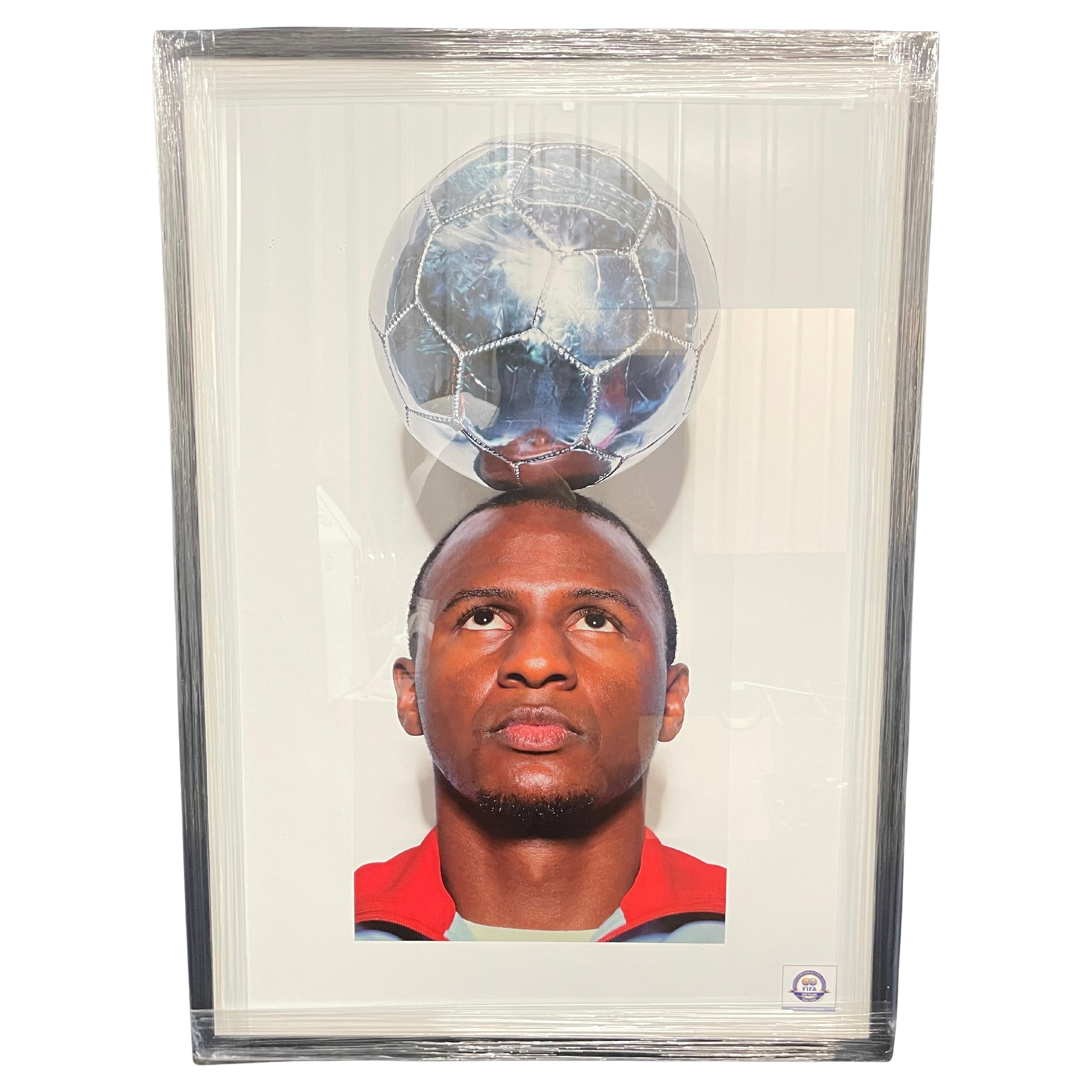 L'une des séries de photographies du photographe Marc Quinn issues de l'exposition FIFA 100 qui s'est tenue à la Royal Academy of Art en 2004. Il a été demandé à Pelé de sélectionner 100 des plus grands footballeurs actuels et retraités pour les