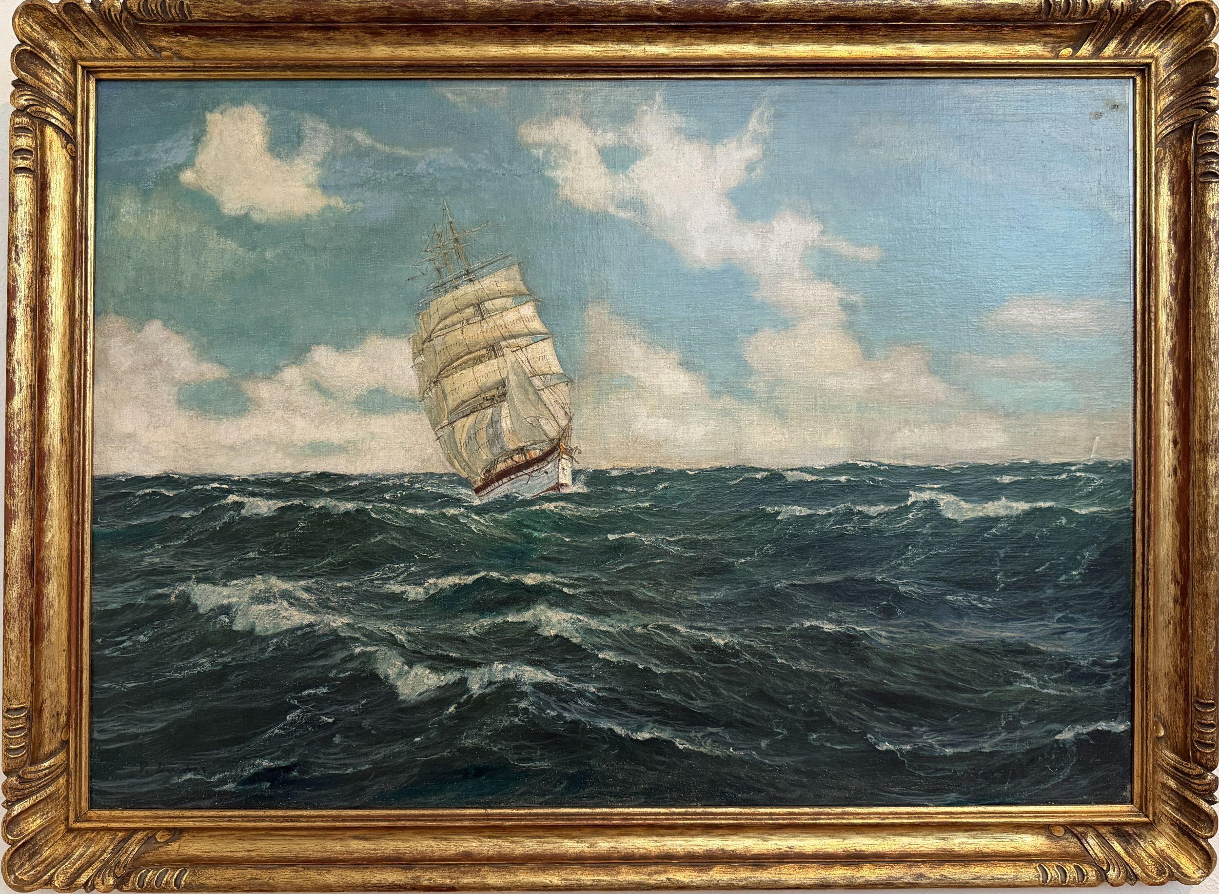 Dieses antike Ölgemälde auf Leinwand zeigt eine dramatische maritime Szene mit einem großen Segelschiff, das unter einem leuchtenden, wolkenverhangenen Himmel durch die weite See fährt. Die Komposition unterstreicht die Kraft und die Bewegung des