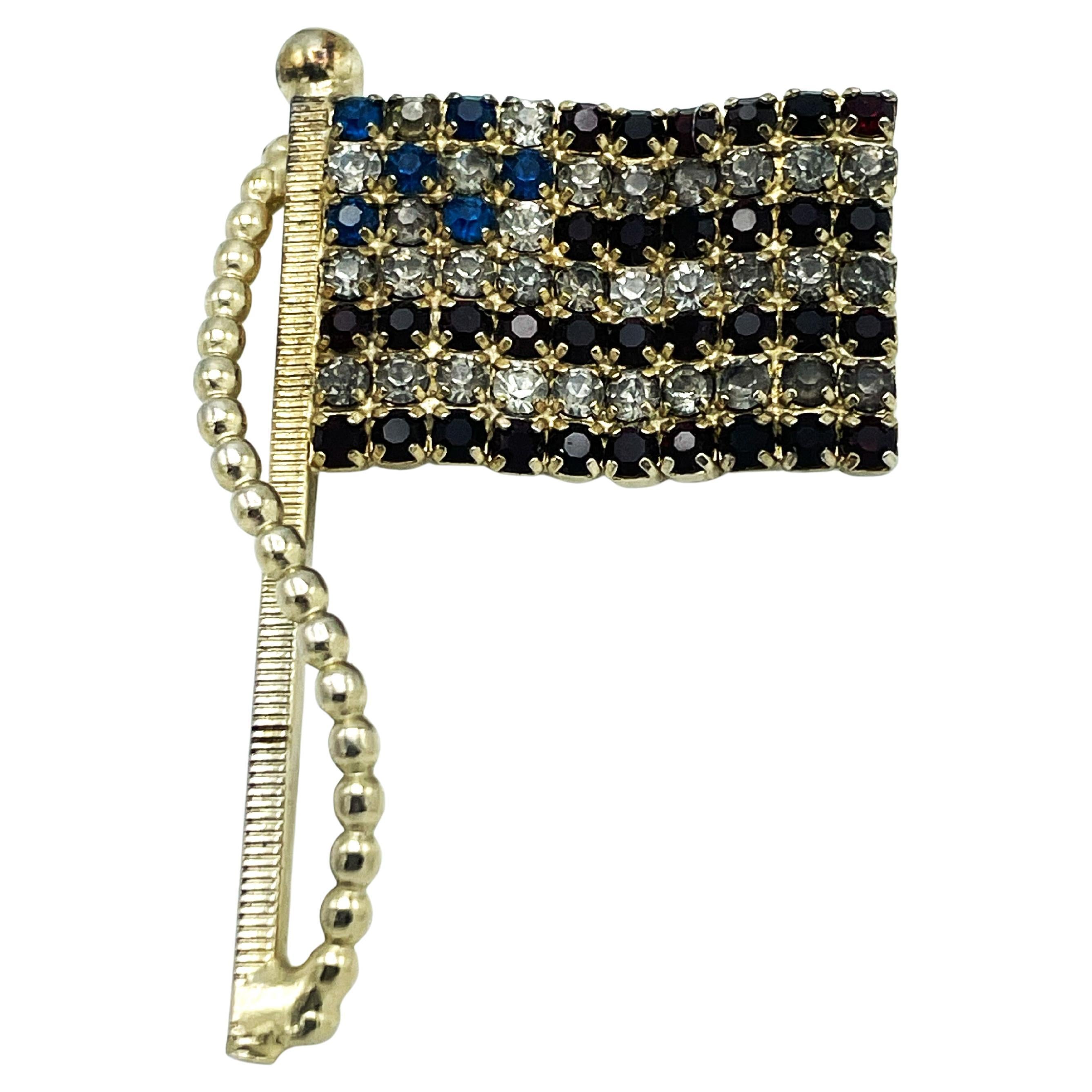 Patriotc WW2 US FLAG, strass bleu, clair et rouge, signé Weiss, 1940's