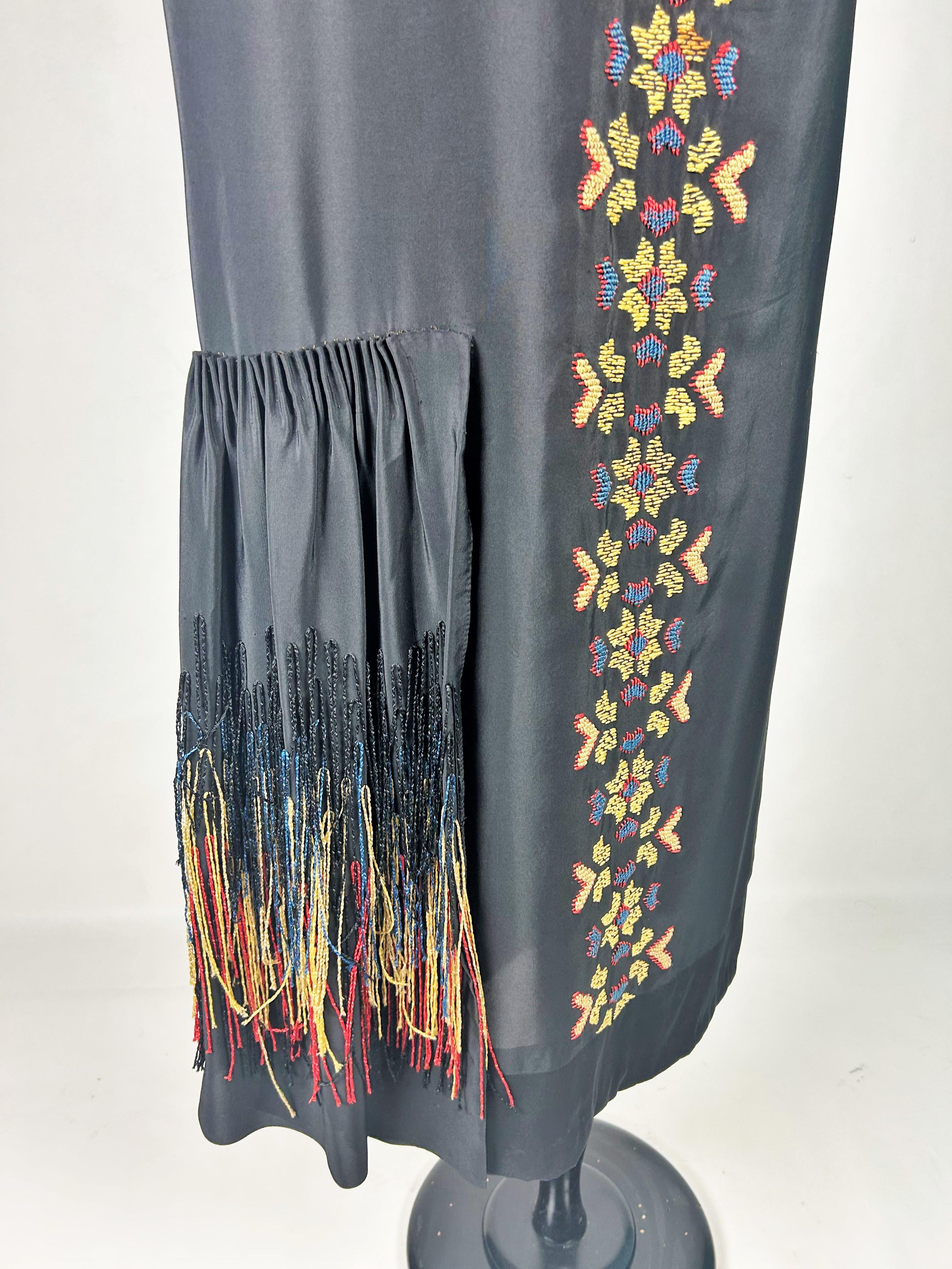 Patriotisches Abendkleid aus besticktem schwarzem Seidenkrepp - Frankreich CIRCA 1918-1922 im Angebot 5