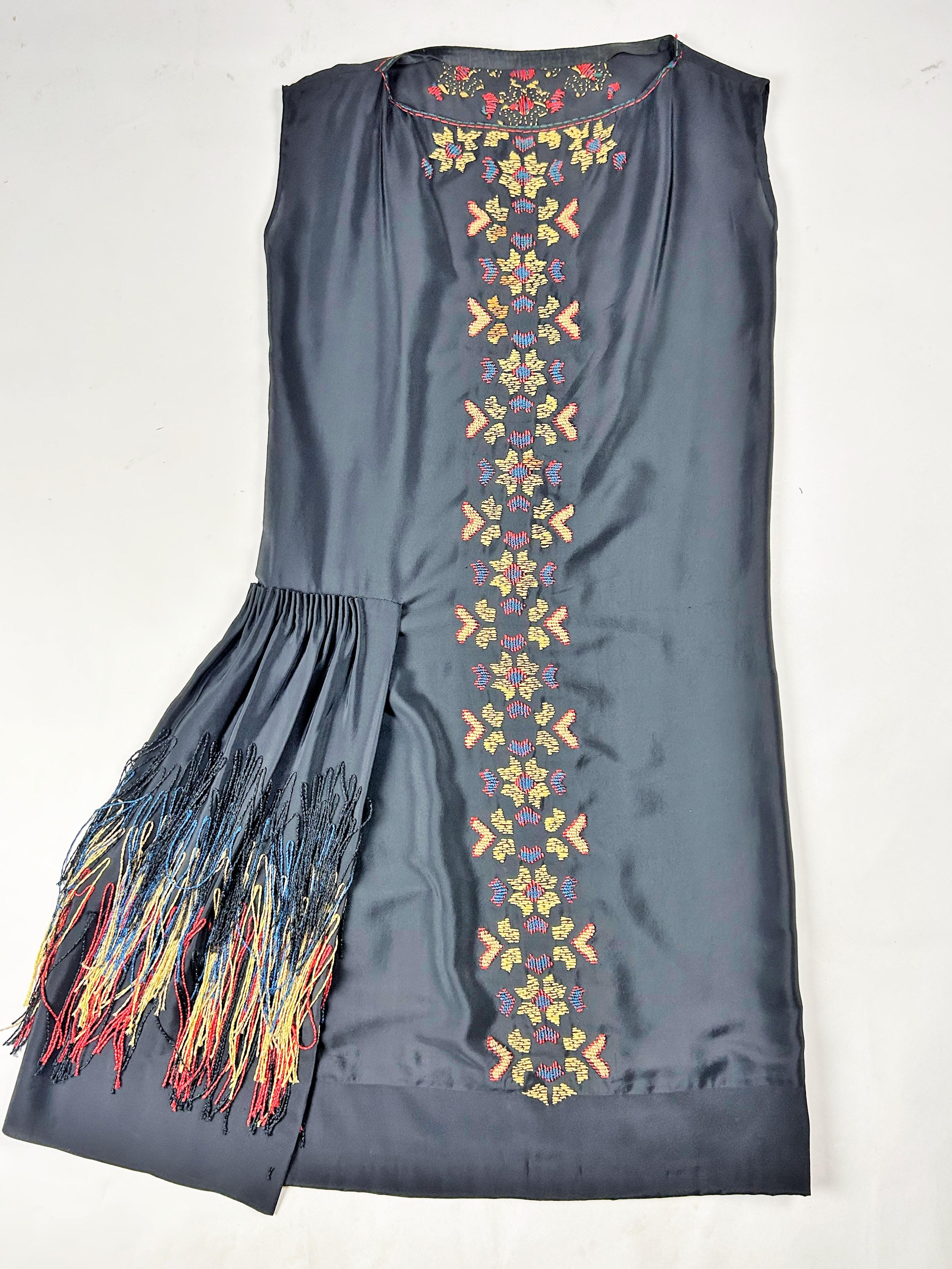 Patriotisches Abendkleid aus besticktem schwarzem Seidenkrepp - Frankreich CIRCA 1918-1922 im Angebot 6
