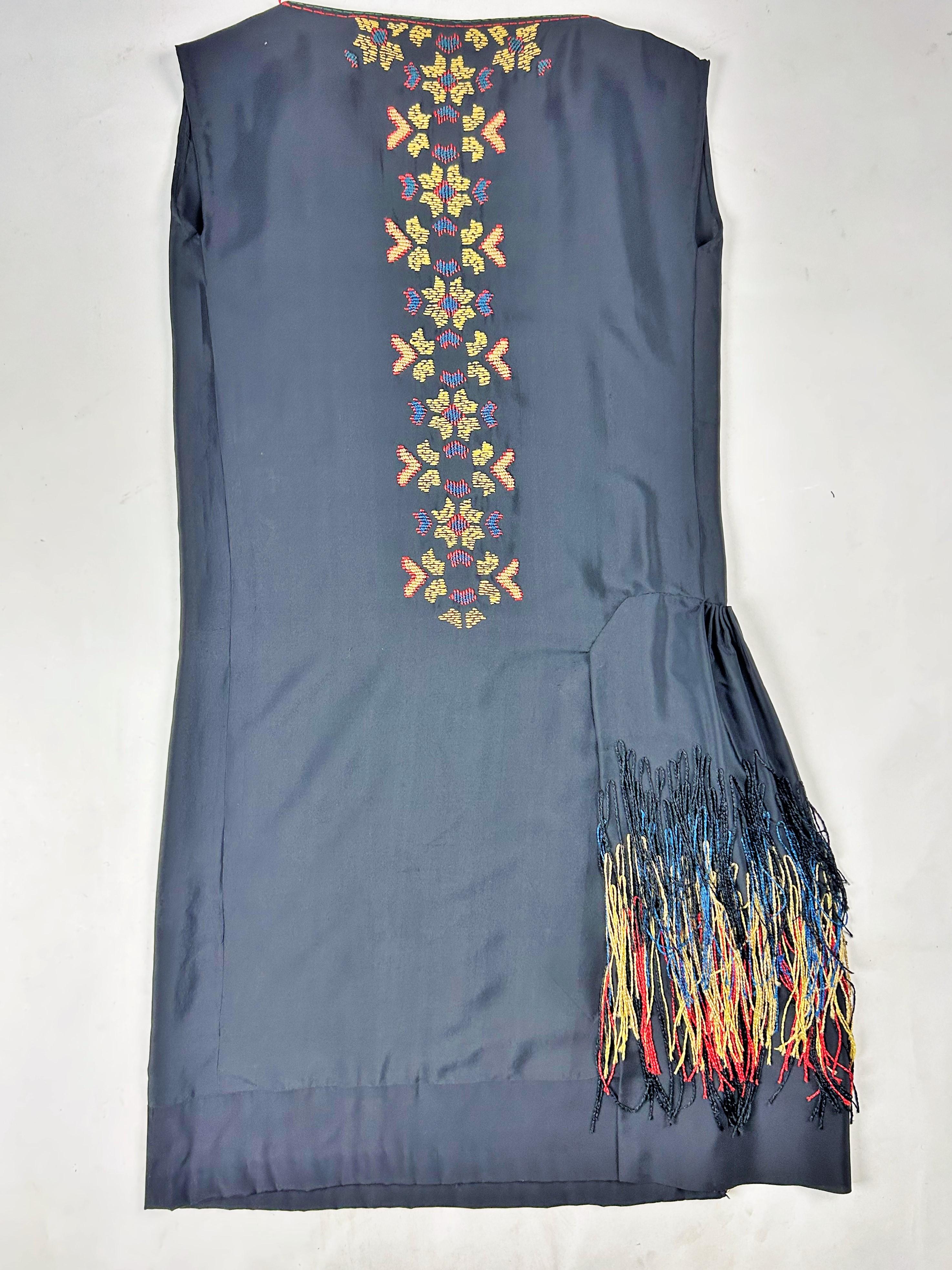 Patriotisches Abendkleid aus besticktem schwarzem Seidenkrepp - Frankreich CIRCA 1918-1922 im Angebot 7