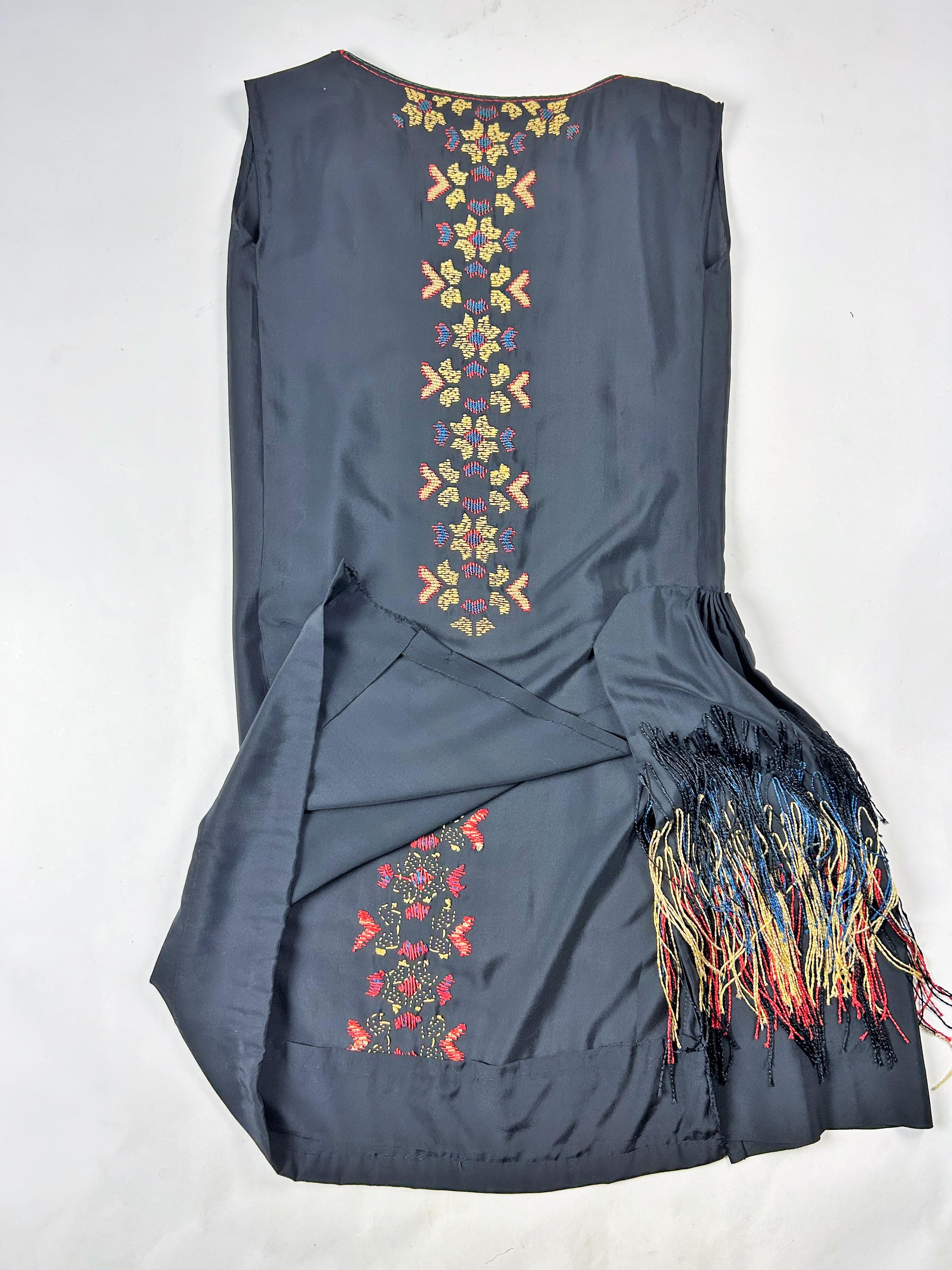Patriotisches Abendkleid aus besticktem schwarzem Seidenkrepp - Frankreich CIRCA 1918-1922 im Angebot 8