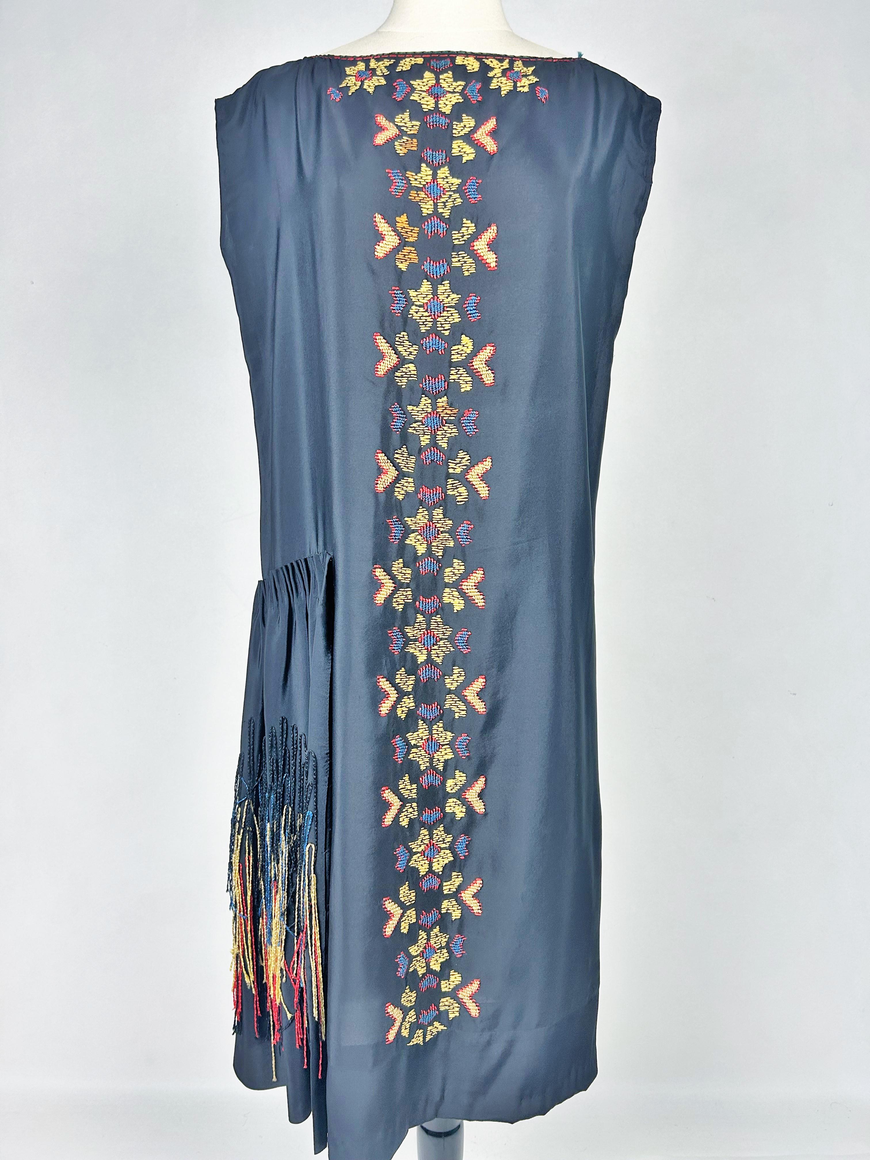 Patriotisches Abendkleid aus besticktem schwarzem Seidenkrepp - Frankreich CIRCA 1918-1922 (Violett) im Angebot