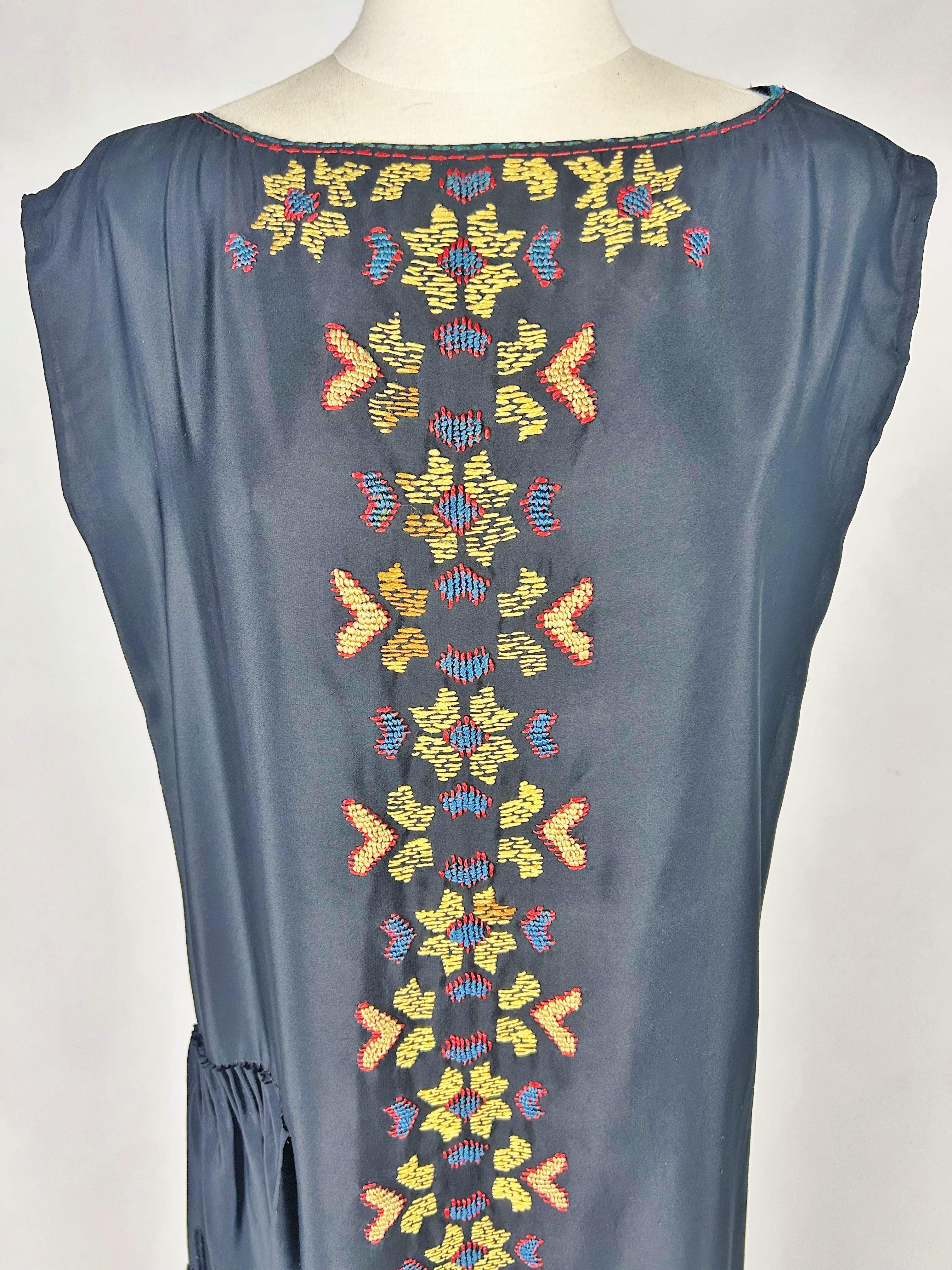 Patriotisches Abendkleid aus besticktem schwarzem Seidenkrepp - Frankreich CIRCA 1918-1922 im Zustand „Gut“ im Angebot in Toulon, FR