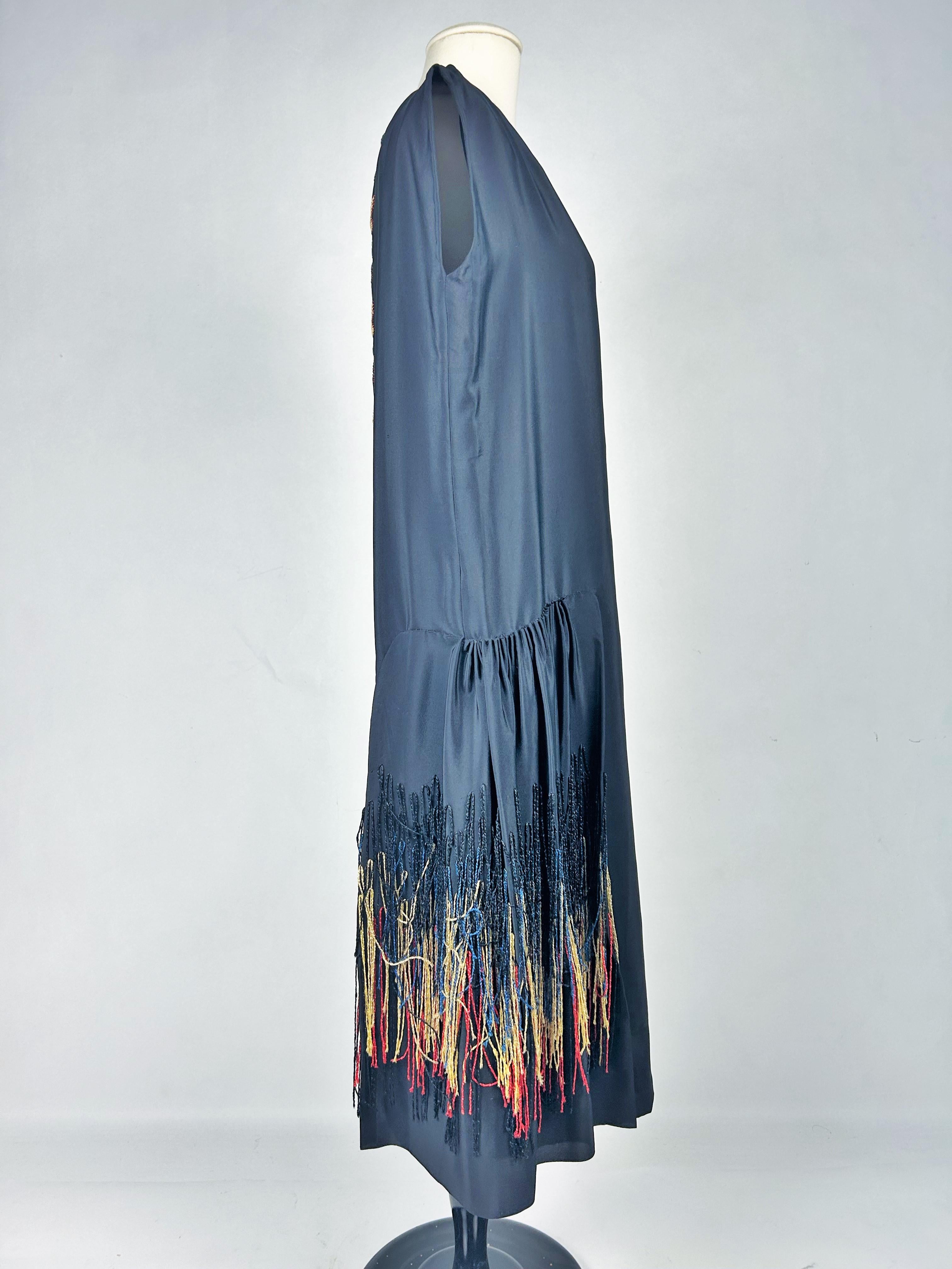 Patriotisches Abendkleid aus besticktem schwarzem Seidenkrepp - Frankreich CIRCA 1918-1922 im Angebot 1