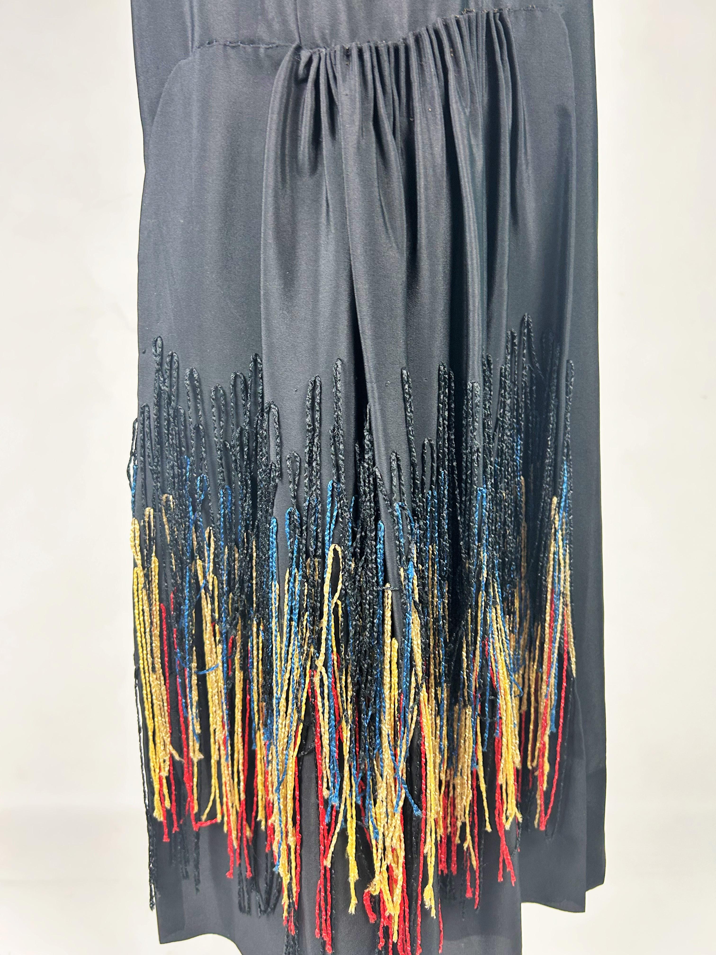 Patriotisches Abendkleid aus besticktem schwarzem Seidenkrepp - Frankreich CIRCA 1918-1922 im Angebot 2