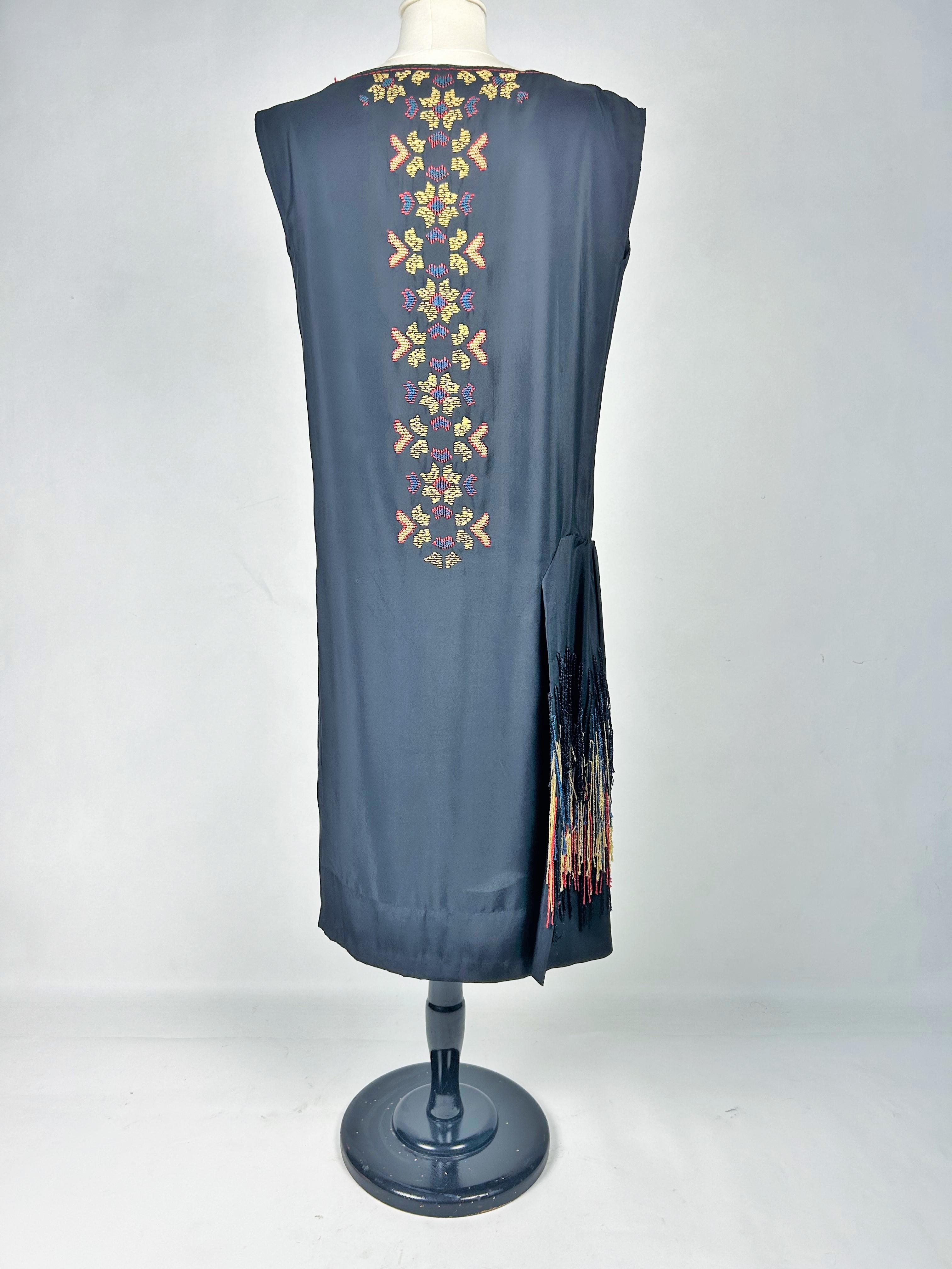 Patriotisches Abendkleid aus besticktem schwarzem Seidenkrepp - Frankreich CIRCA 1918-1922 im Angebot 3
