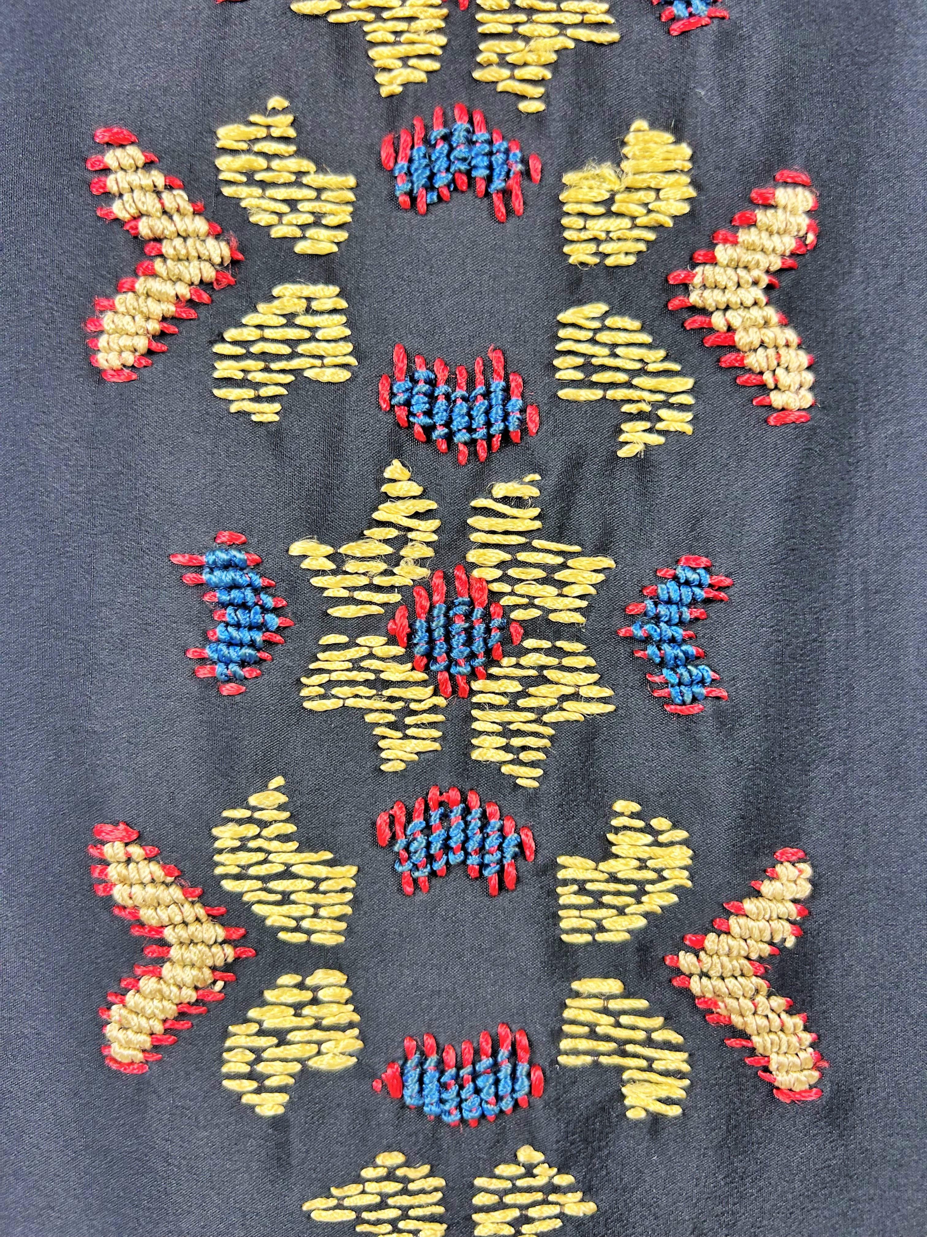 Patriotisches Abendkleid aus besticktem schwarzem Seidenkrepp - Frankreich CIRCA 1918-1922 im Angebot 4
