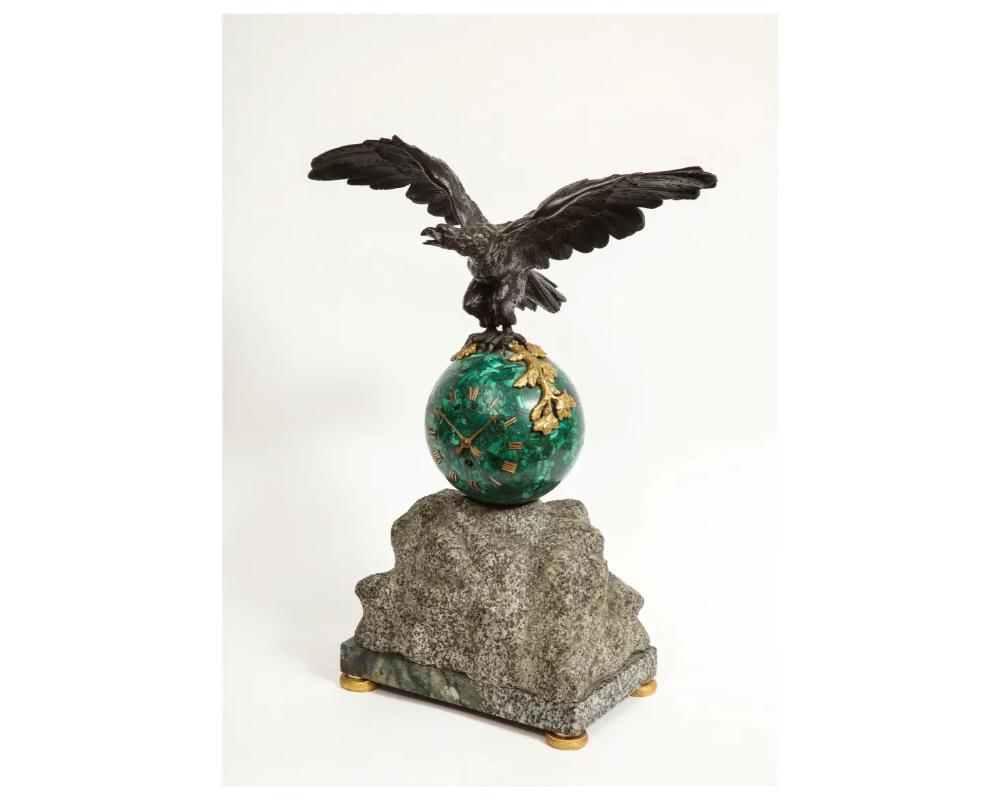 Français Horloge patriotique française en bronze patiné représentant un aigle avec une malachite sur socle en granit, 1889 en vente