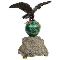 Horloge patriotique française en bronze patiné représentant un aigle avec une malachite sur socle en granit, 1889