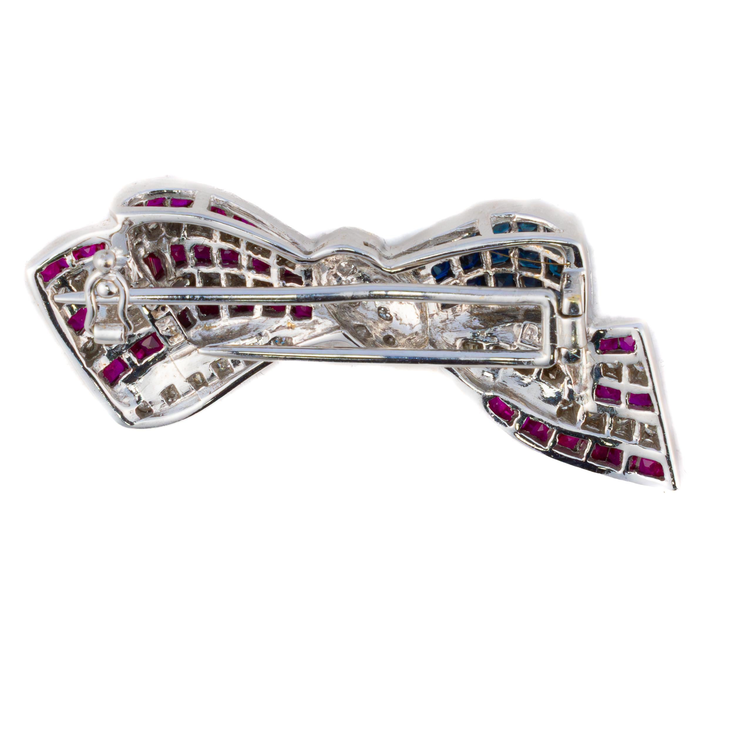 Patriotische Rubin-, Saphir- und Diamant-Brosche mit Flaggenband (Moderne) im Angebot