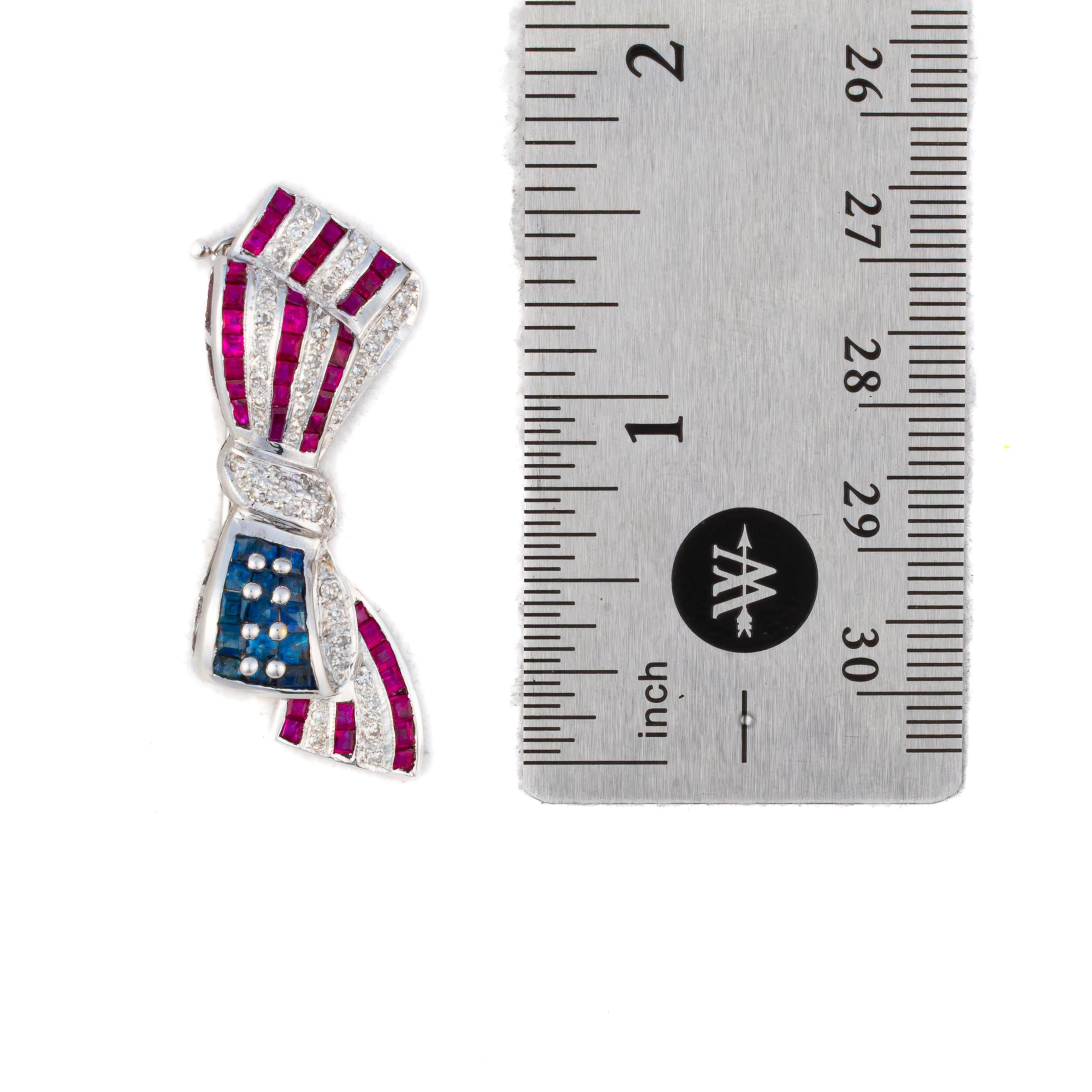 Patriotische Rubin-, Saphir- und Diamant-Brosche mit Flaggenband (Rundschliff) im Angebot