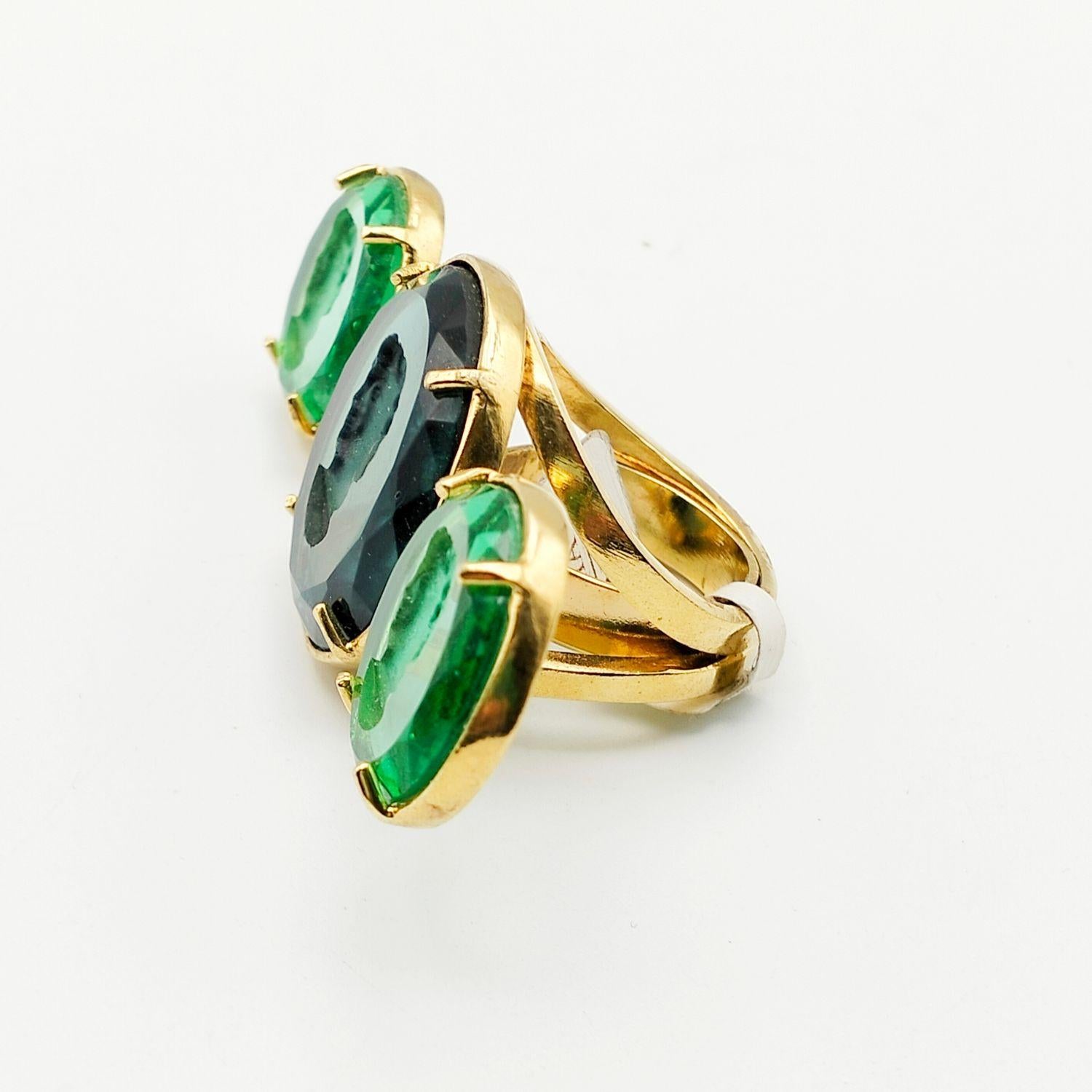 Patrizia Daliana 24 KT gilded bronze ring with hand-carved and ground Murano glass depicting an ancient Roman woman's head. Inside the jewel there is a spring that allows the ring to adapt to the finger from size 12 to 18. To fix the stones to our